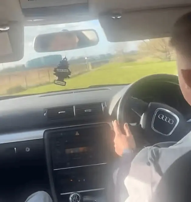 makai-saddington-reed-een-grasveld-op-om-te-ontsnappen-aan-een-politiewagen