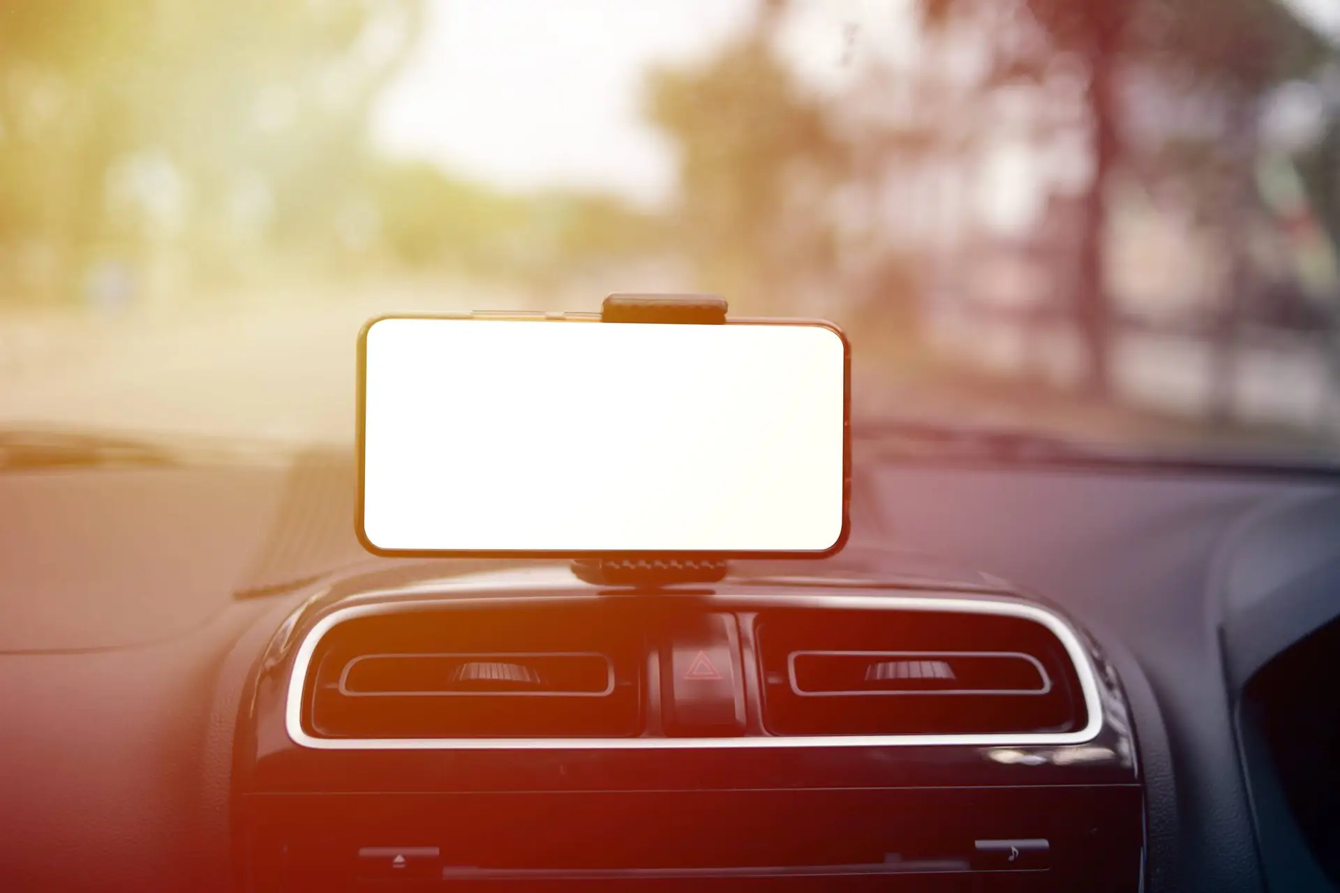 Een smartphone in een houder achter de voorruit filmt de weg tijdens een autorit.