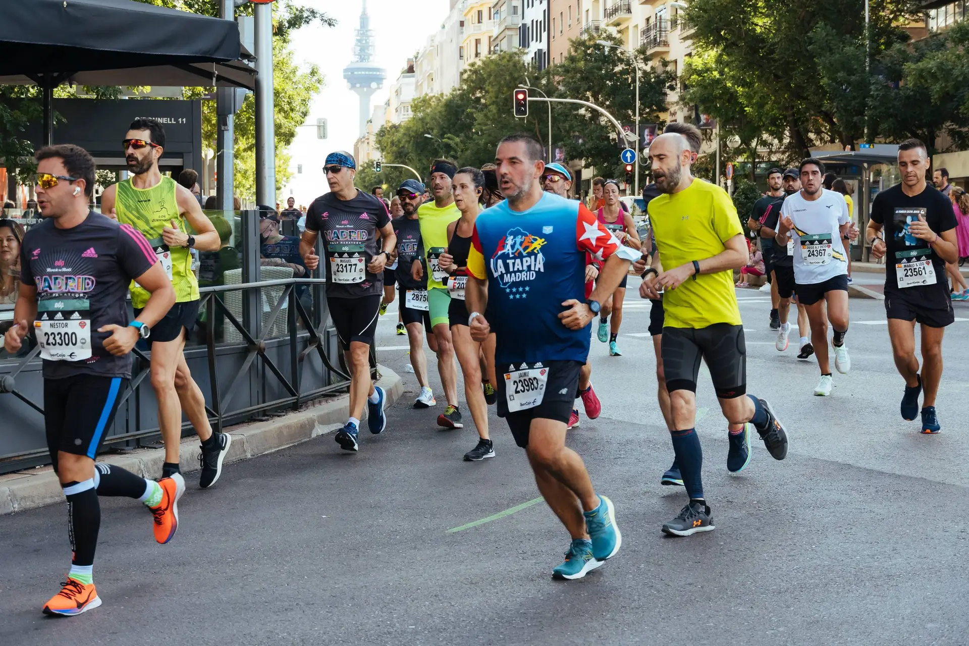 Groep van hardlopers in volle inspanning tijdens de Madrid marathon race