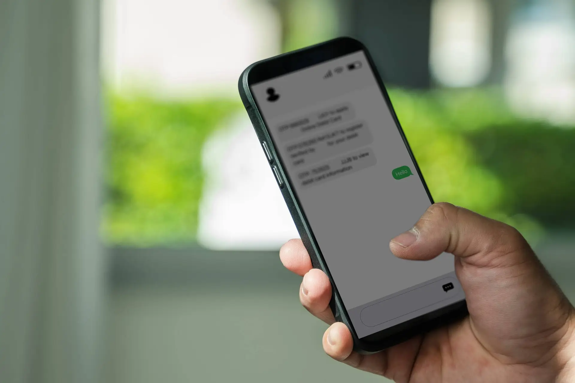 close-up van een duim boven een sms met een link op een smartphonescherm