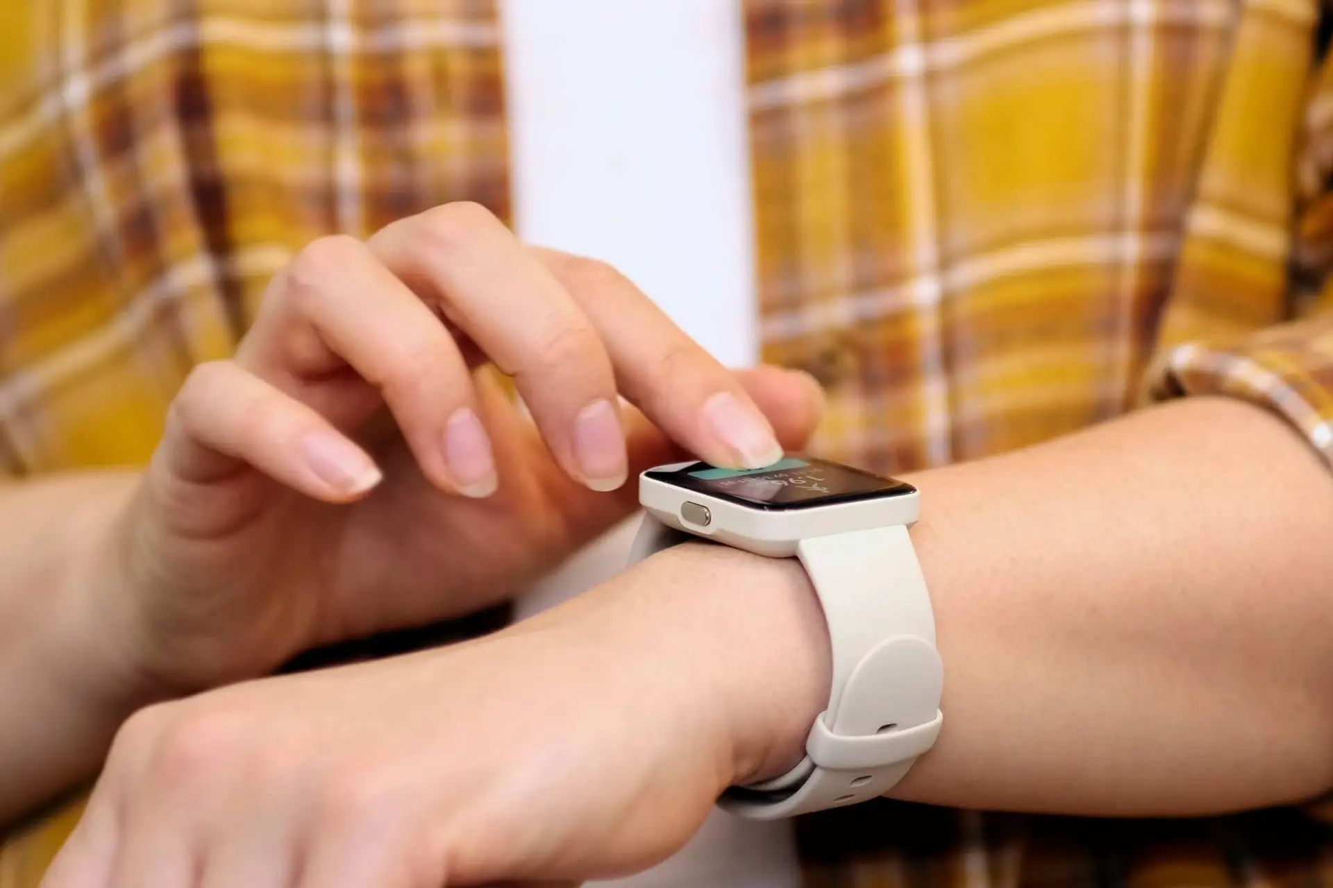 onherkenbare vrouw met behulp van haar smartwatch. Vrouw hand met smartwatch