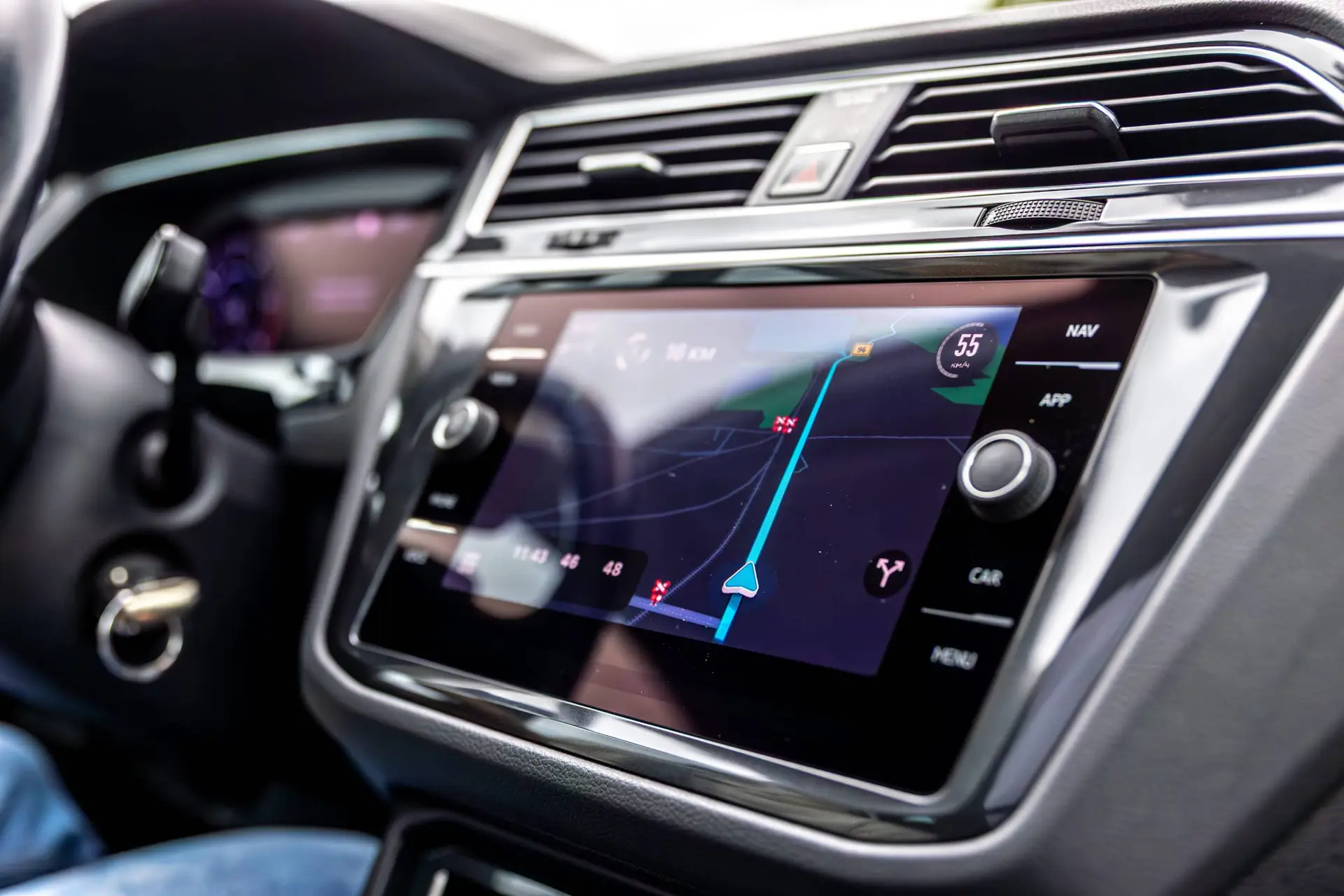 Het touchscreen in het dashboard van een auto toont een navigatiekaart zonder netwerkverbinding.