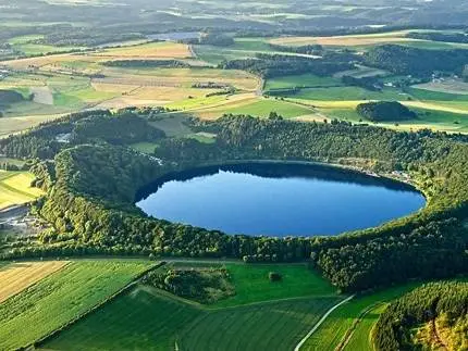 Op nog geen honderd kilometer van Limburg rommelt een vulkaan die ooit half Europa onder de as legde