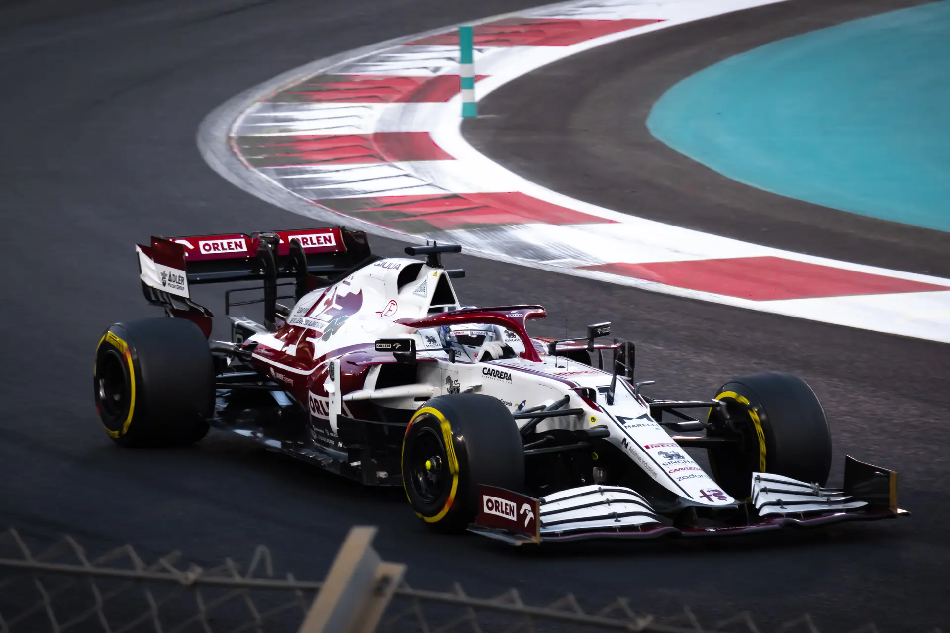 Win een door F1 coureur Jenson Button gesigneerd fles Coachbuilt whisky
