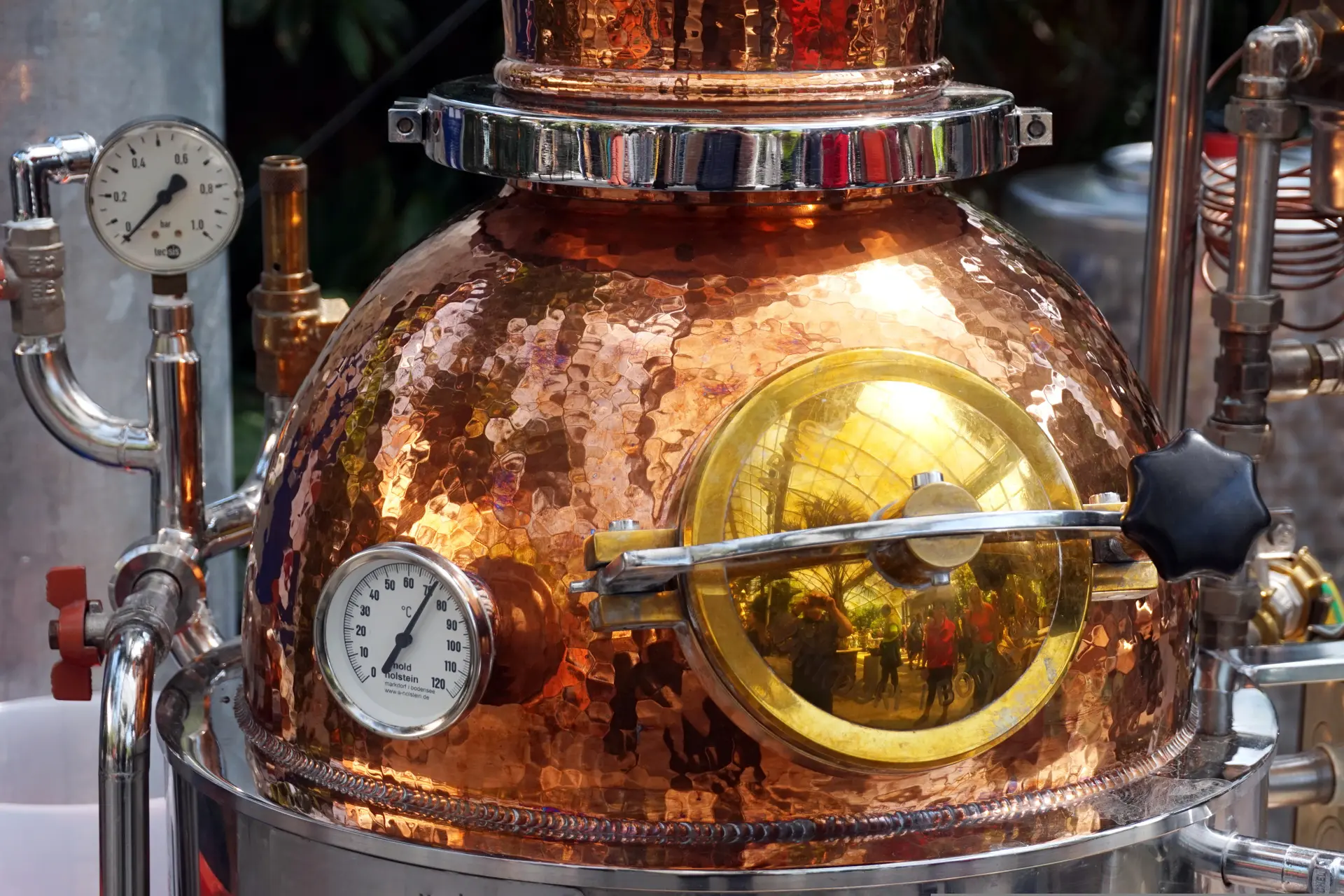 Wijngigant gaat whiskey stoken