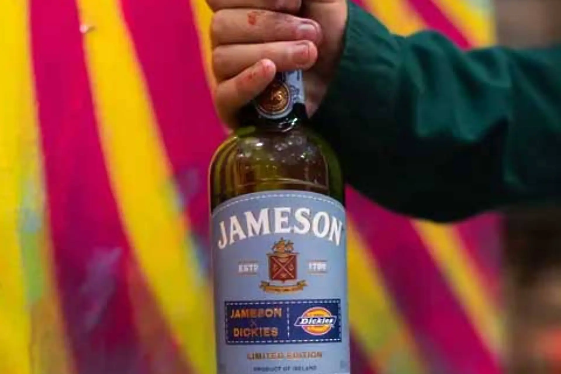 Jameson brengt samen met Dickies whiskey en kleding uit