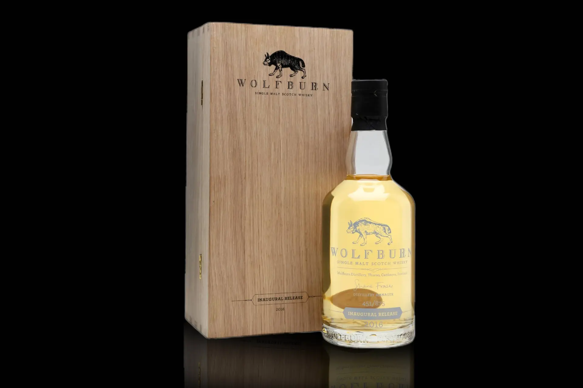 Hier bewonder je nog een Wolfburn Inaugural whiskyfles