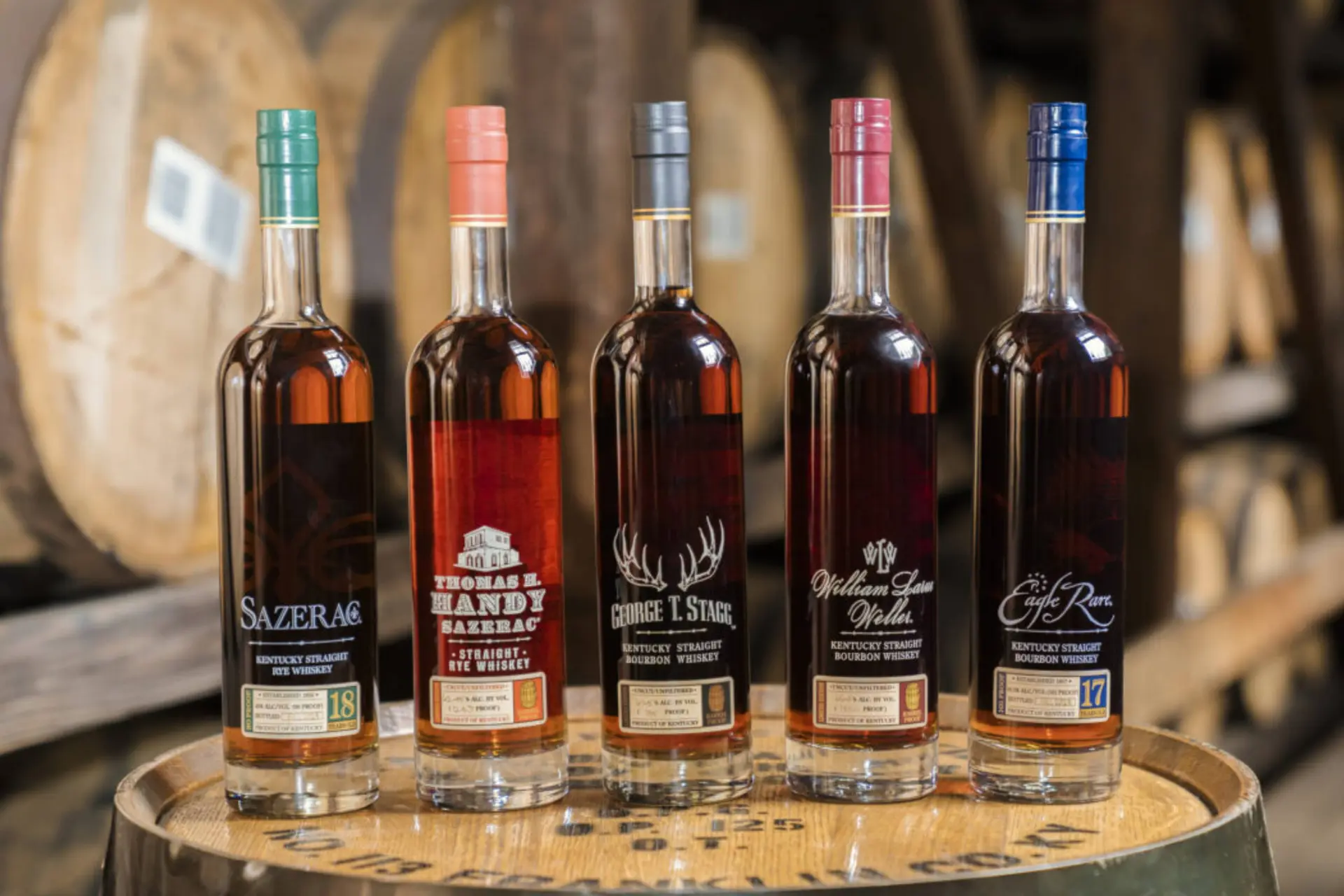 buffalo trace whiskeyflessen op een vat opgesteld