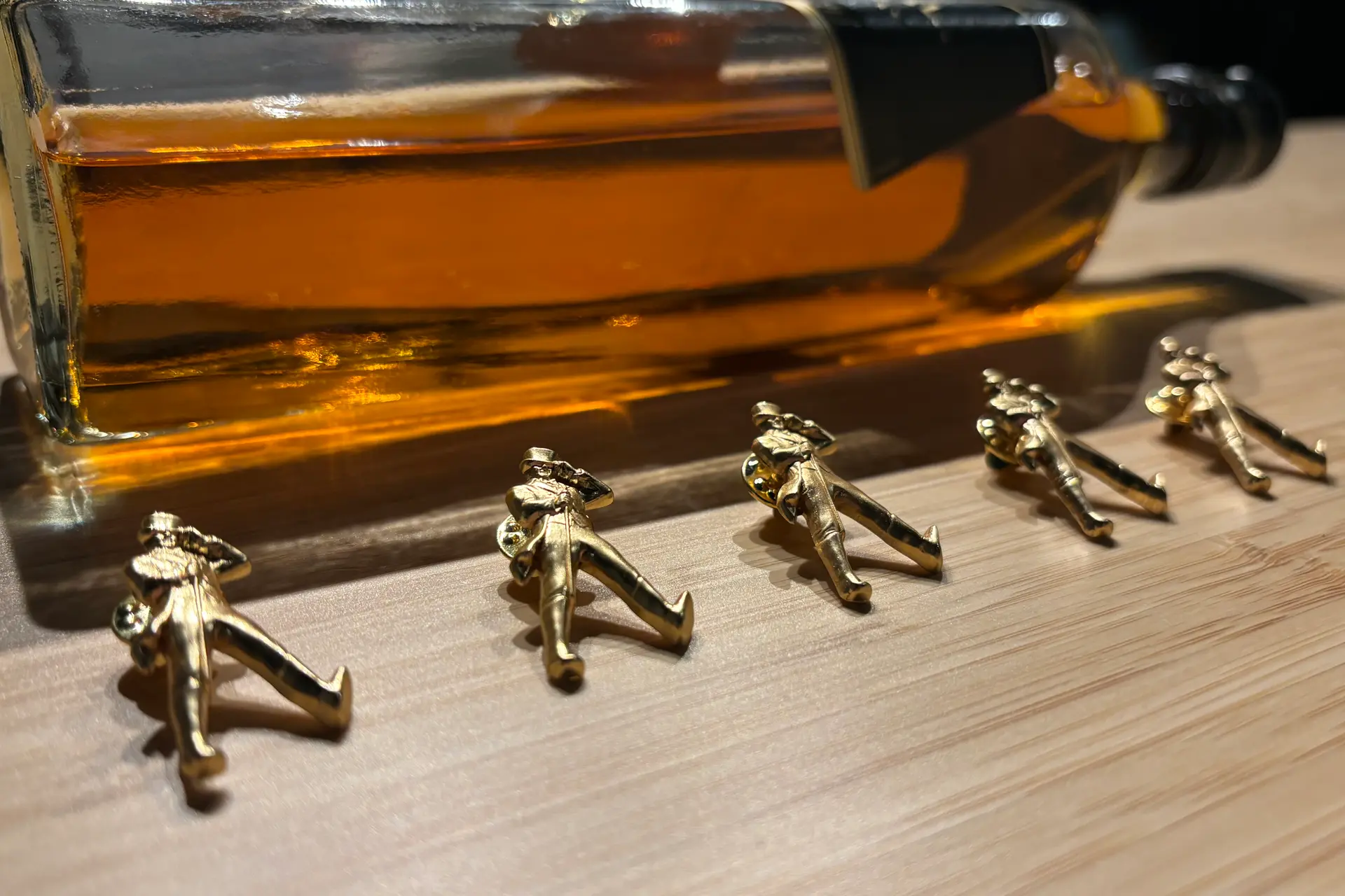 Pimp je rugzak of je petje met gave Johnnie Walker pins