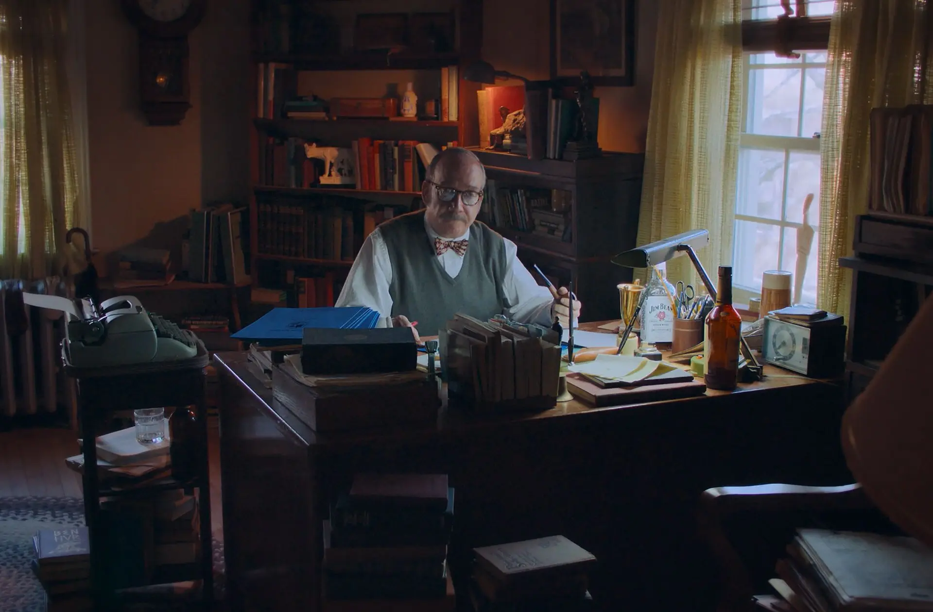 Absurde whiskey scene leidt tot een lach in The Holdovers