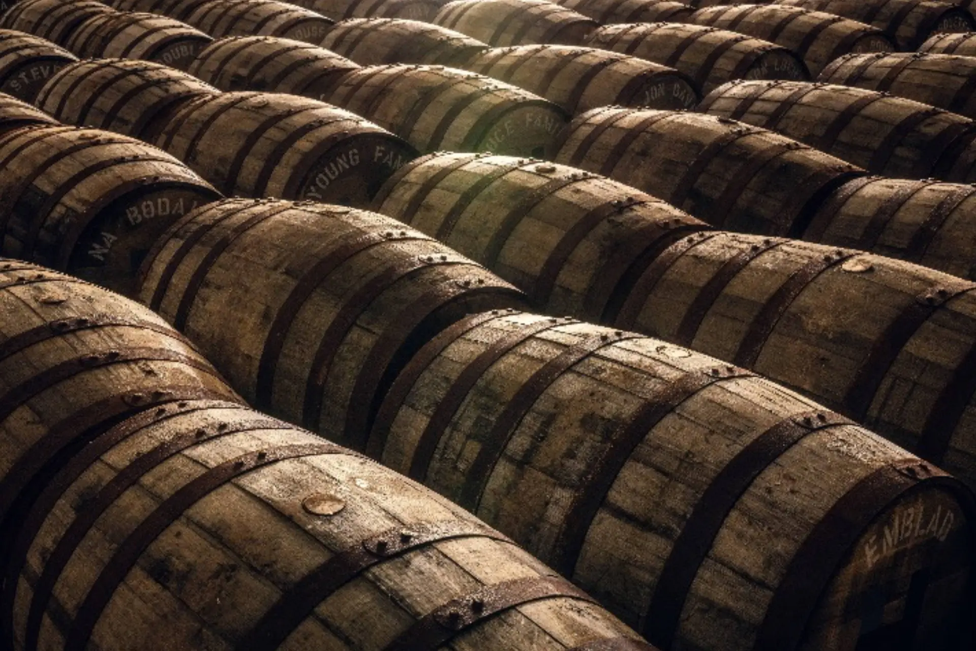 Isle of Harris Distillery geeft gratis whisky weg aan beroemde Hollywood sterren