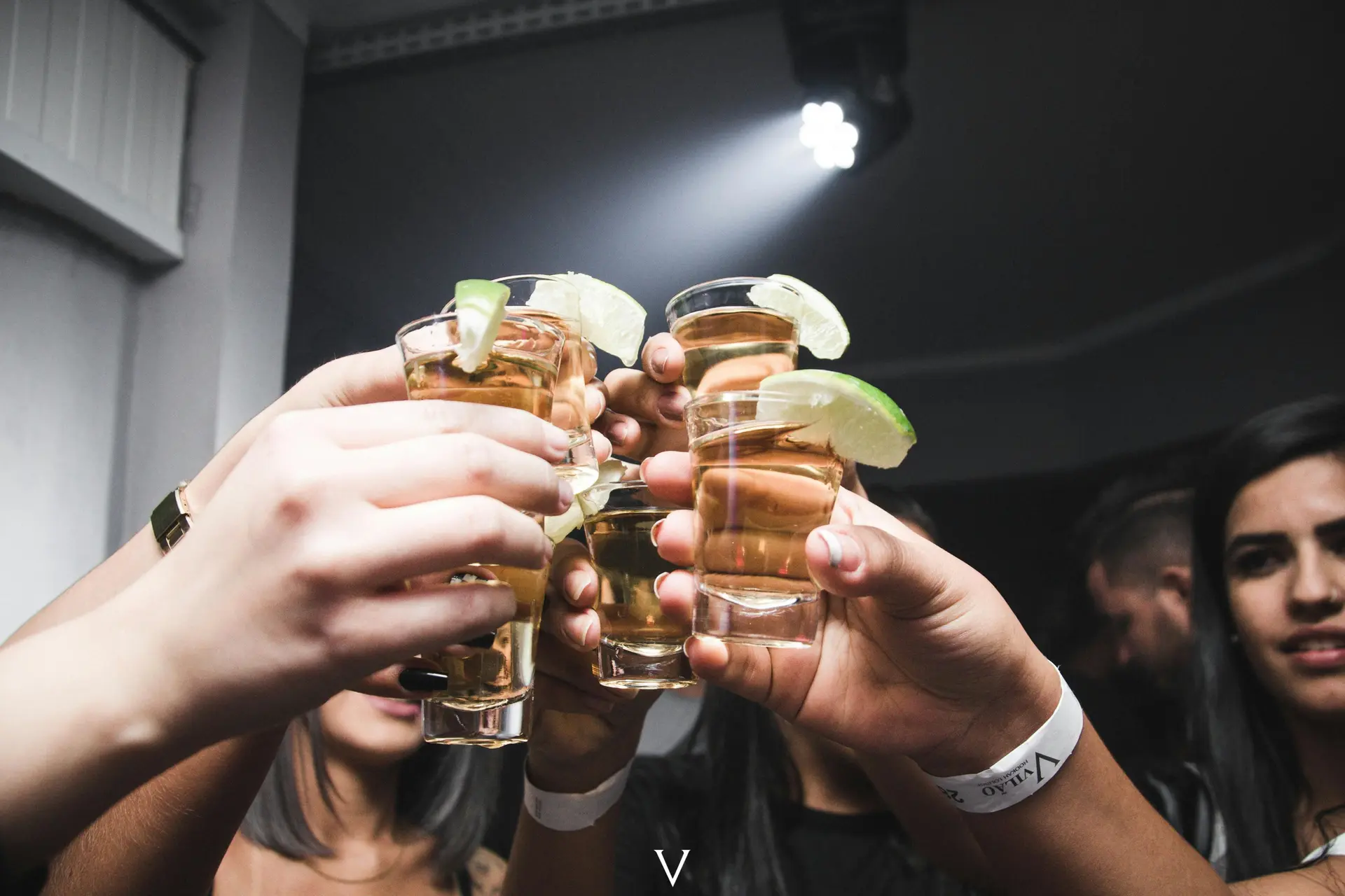 Deze beroemde acteur drinkt glas Macallan whisky op een hele vreemde manier