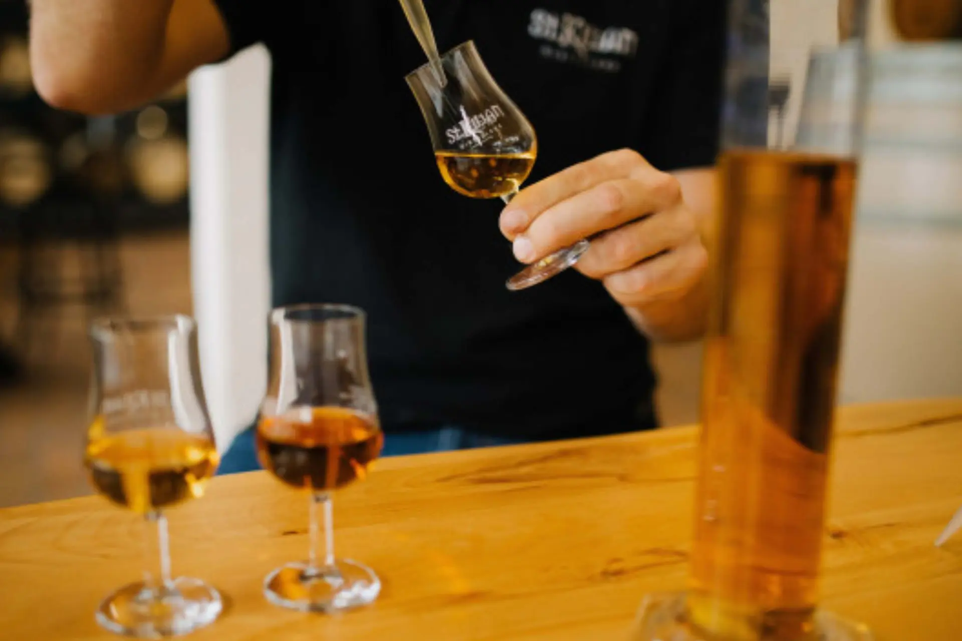 Duitse whiskydistilleerderij laat gasten zelf hun blended whisky maken