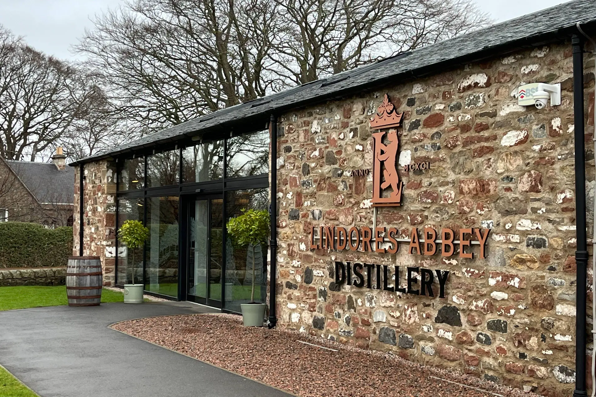 5 redenen om de Lindores Abbey Distillery te bezoeken in Schotland