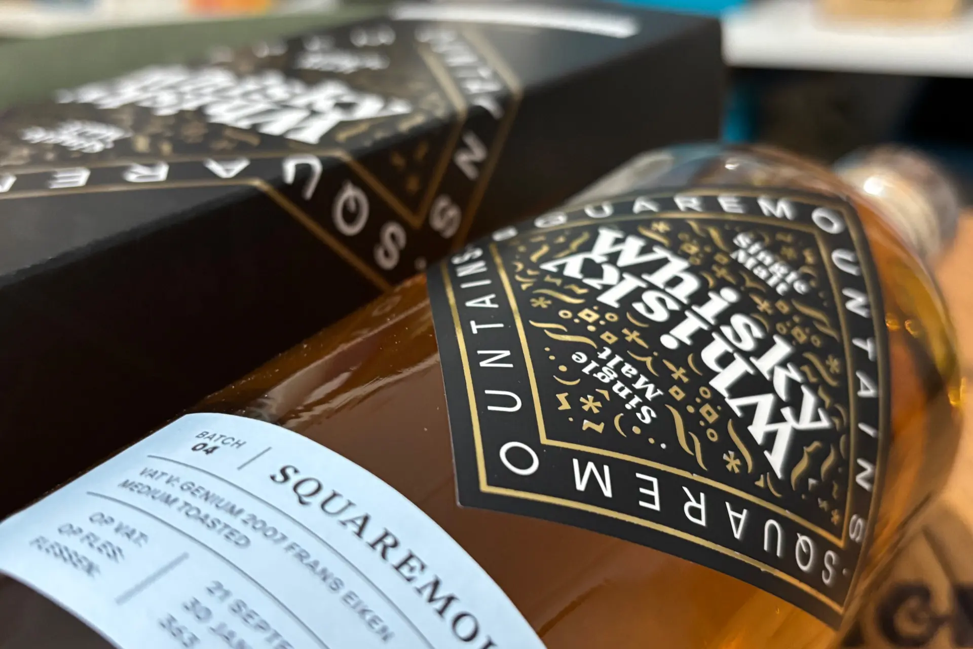 Squaremountains Batch 4 Single Malt Whisky Review: Zoethout, cakebeslag en zonnebloempitten