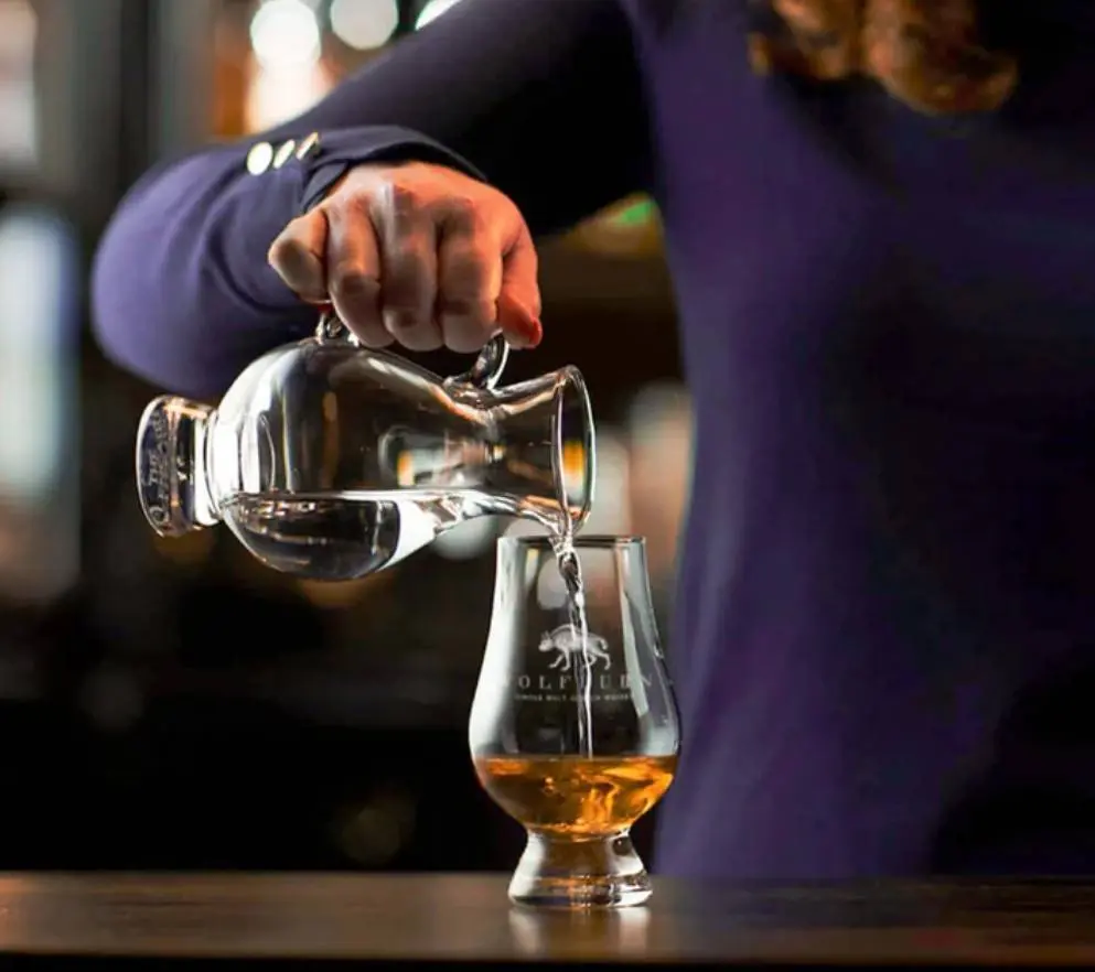 Wolfburn introduceert een eigen Glencairn Water Jug voor whisky fans