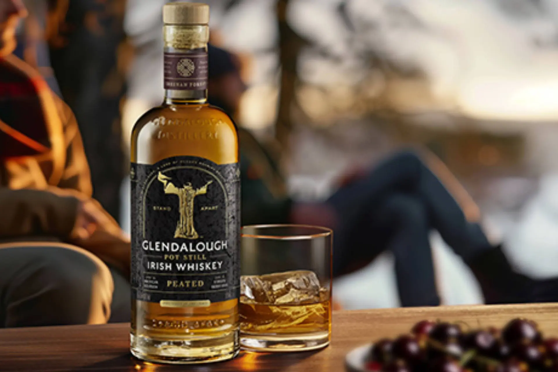Nieuwe Irish whiskey ruikt naar geroosterd eikenhout en aardse turfrook