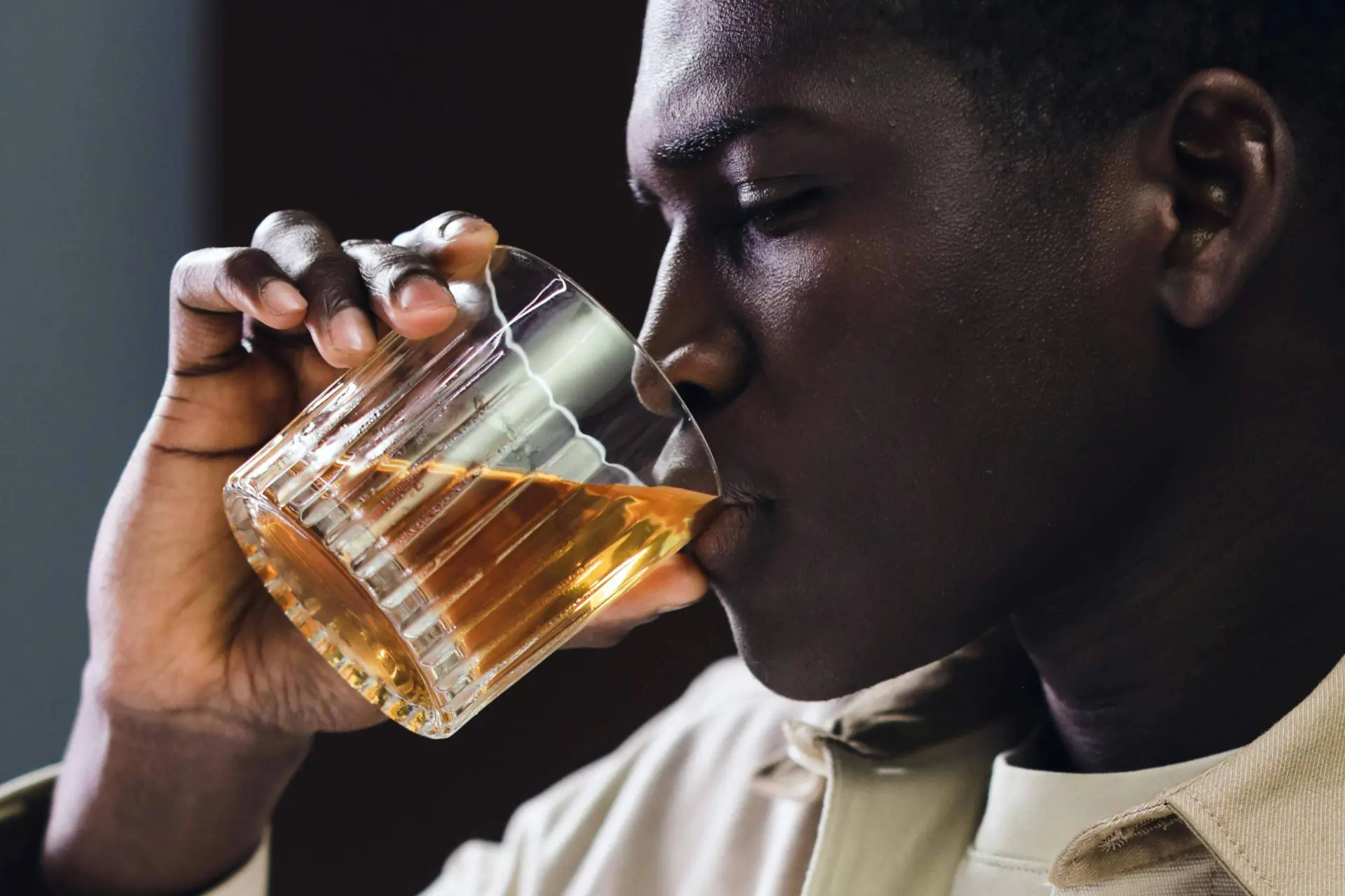 man drinkt whisky