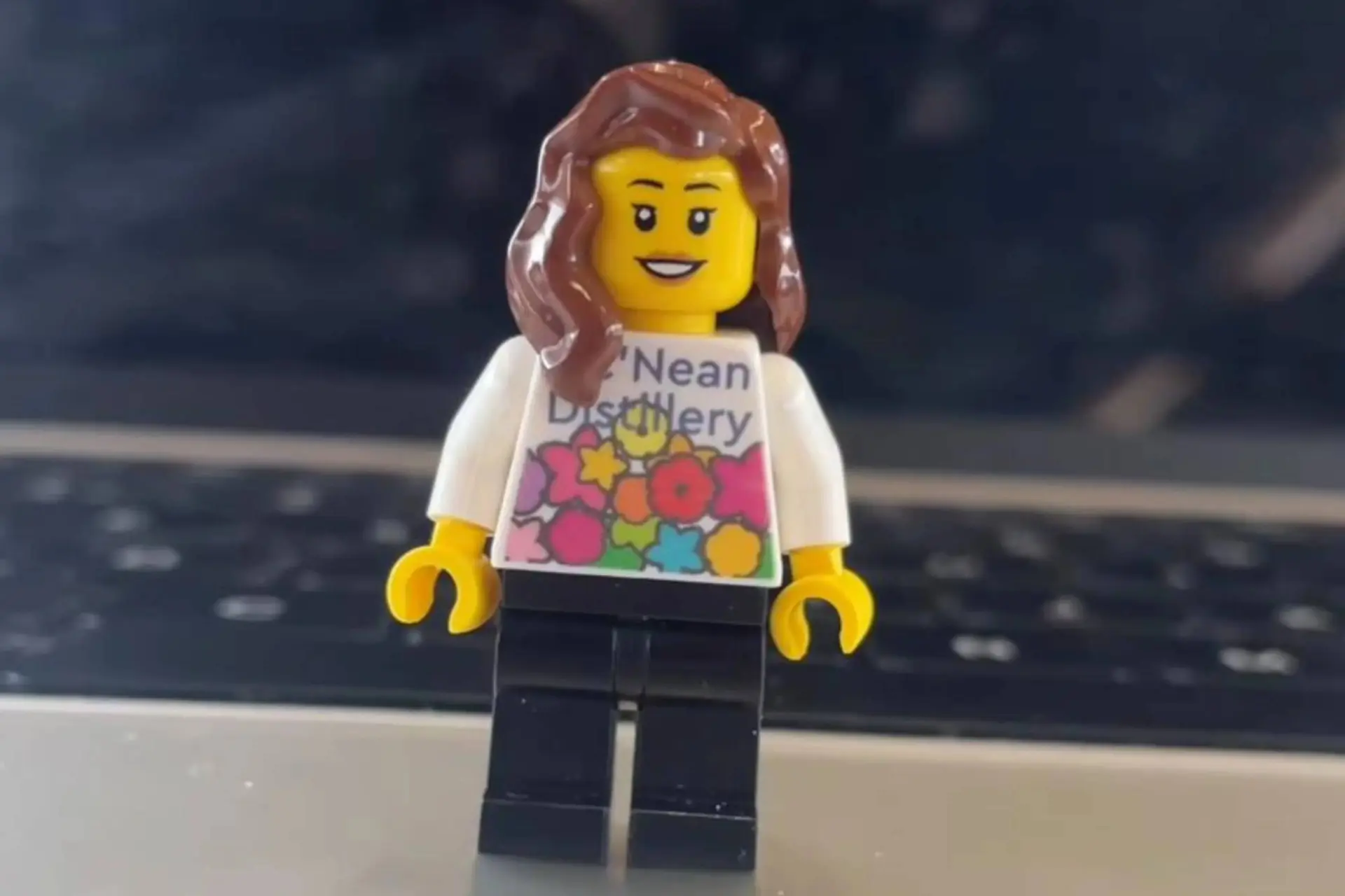 Whiskyfan eert Annabel Thomas van Nc'Nean met LEGO poppetje
