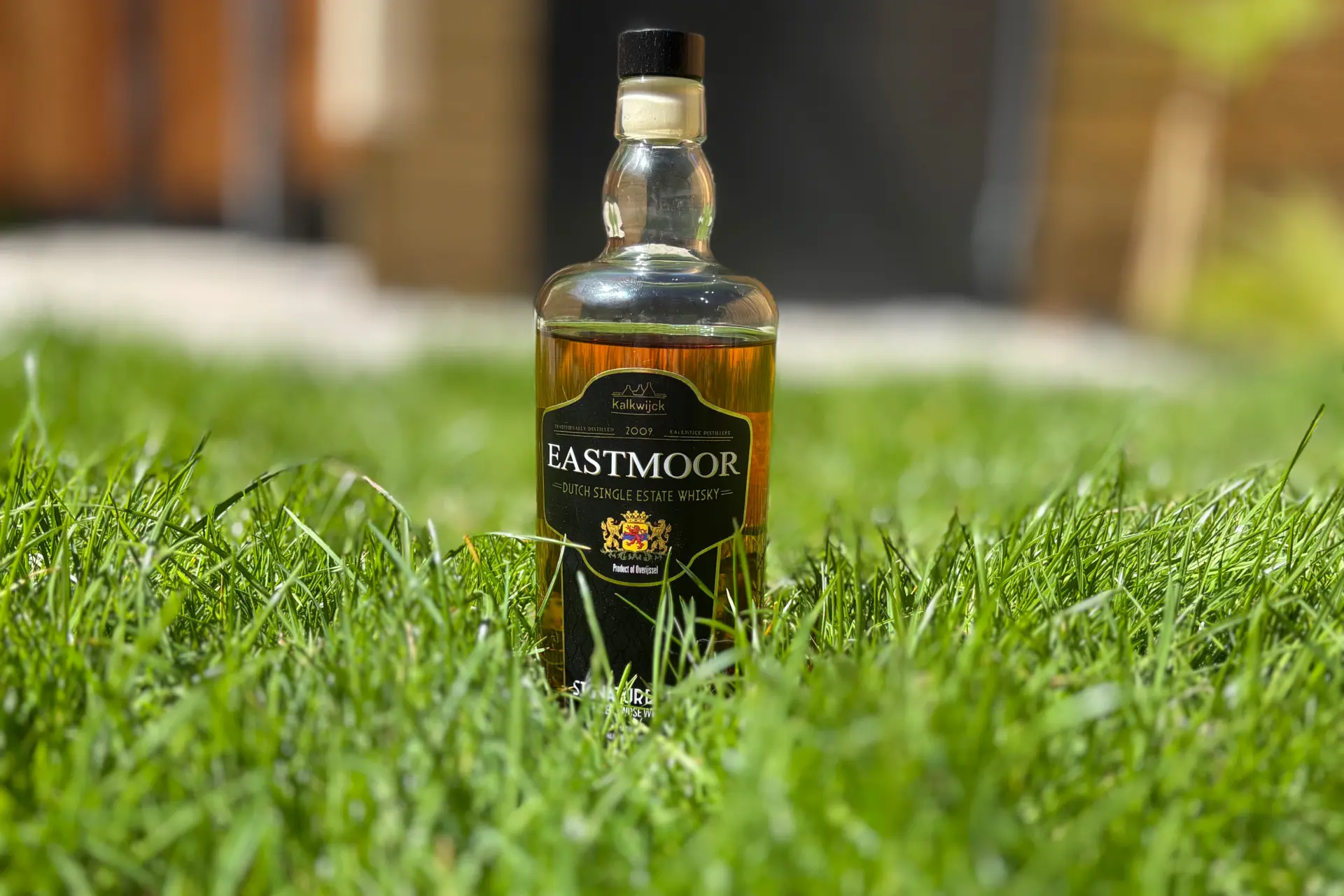 Kalkwijck Singmatuire Malt whisky 2025 op een grasveld
