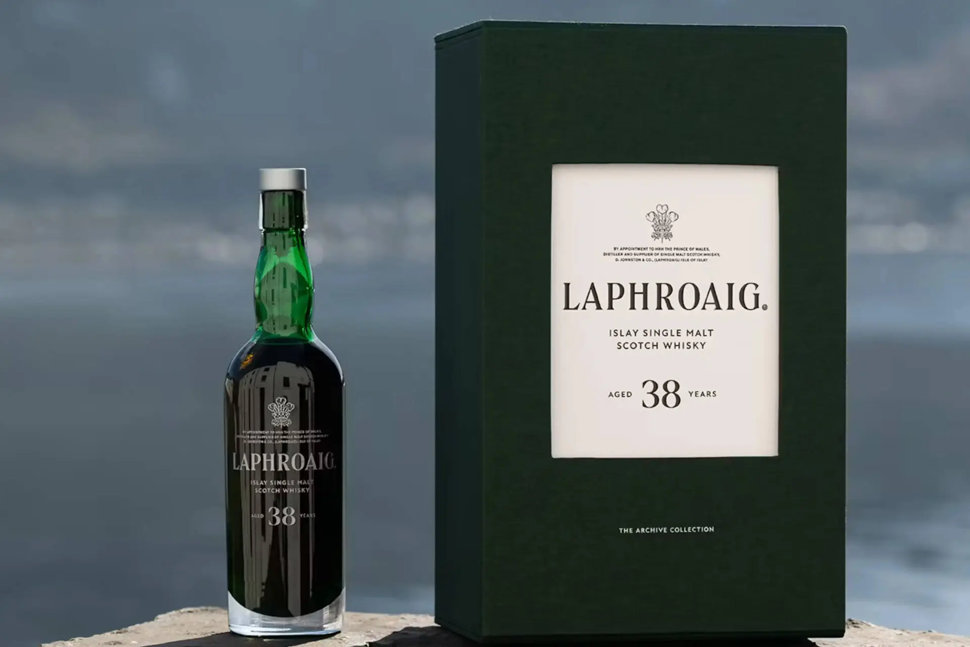 Na bijna vier decennia rijpen is de nieuwe Laphroaig whisky uit de archieven gehaald