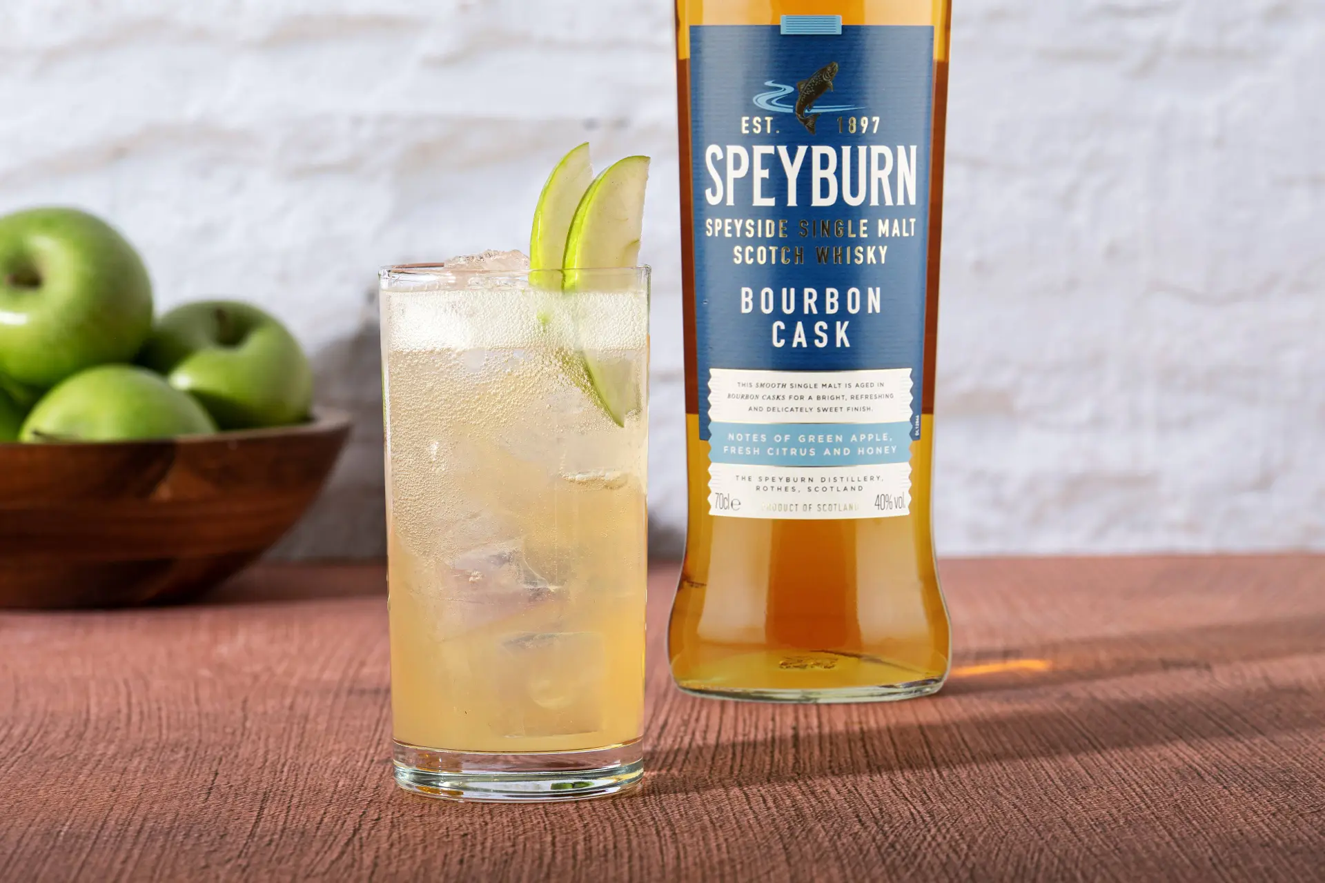 Appel + whisky + bubbels = zomer in je glas én de cocktail van de maand
