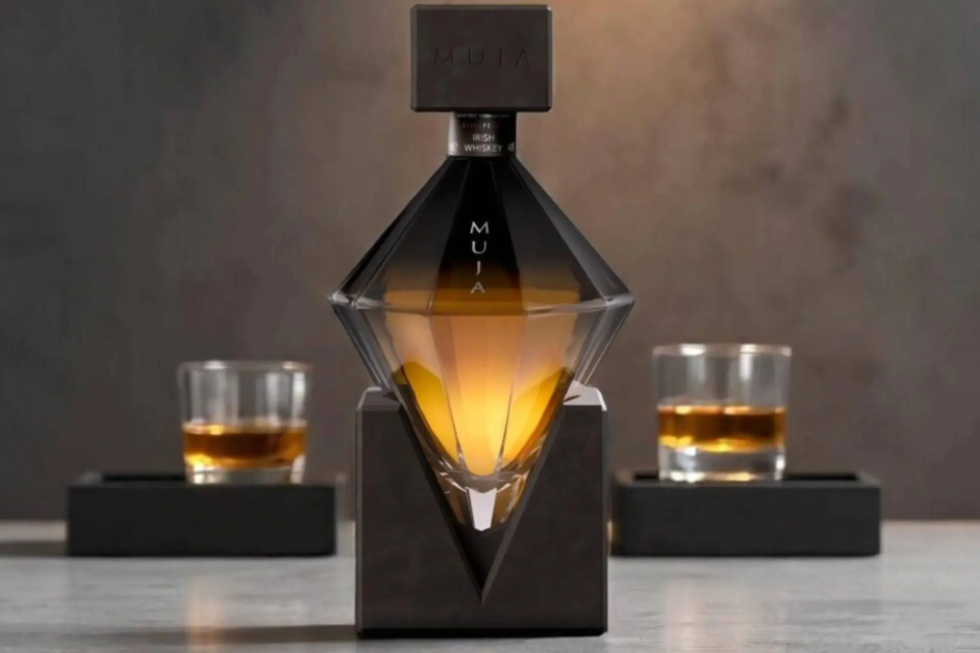 Muja onthult pikzwarte diamant vol whiskey