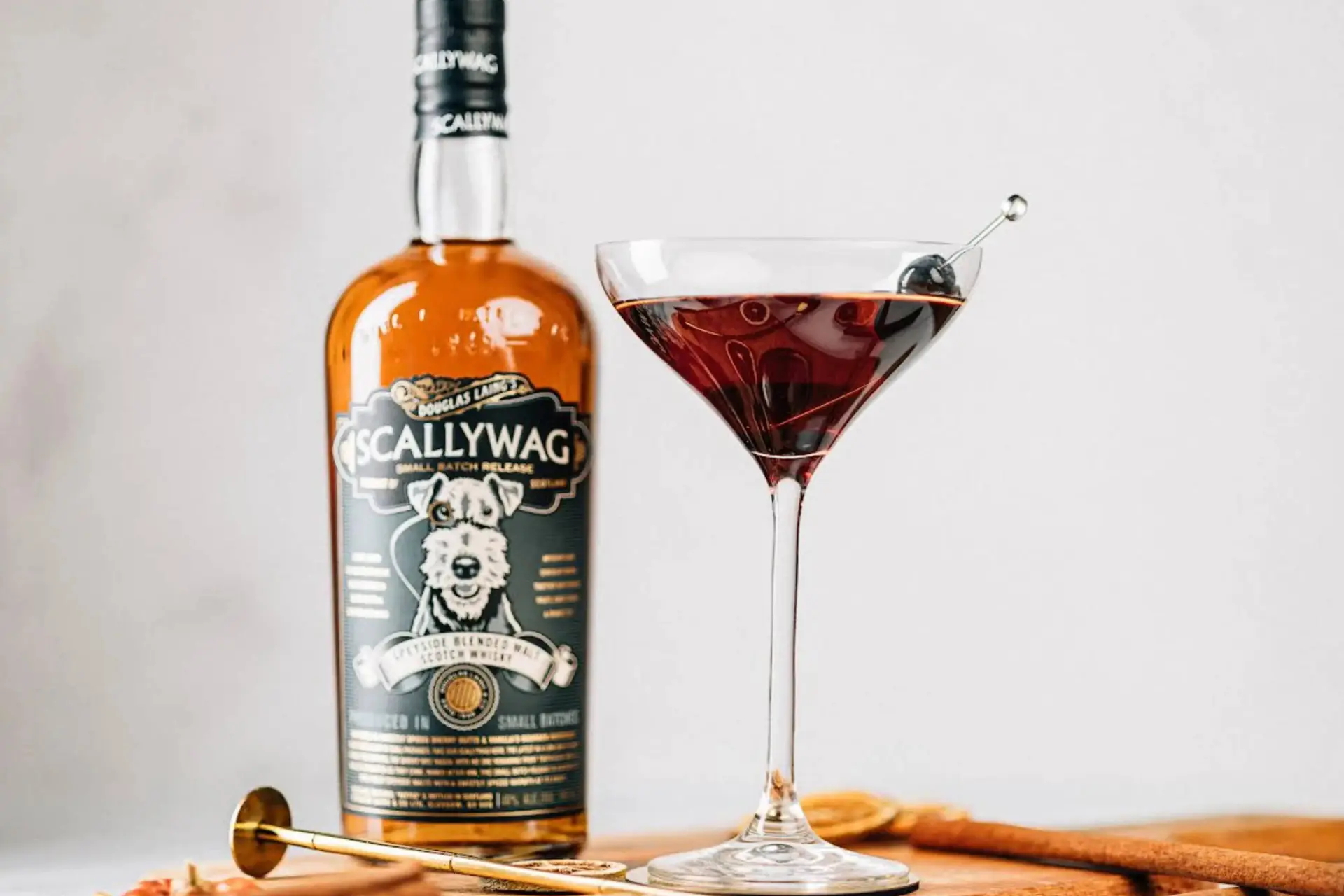 Zo maak je de ultieme spirit-forward Scallywag Manhattan cocktail van de maand