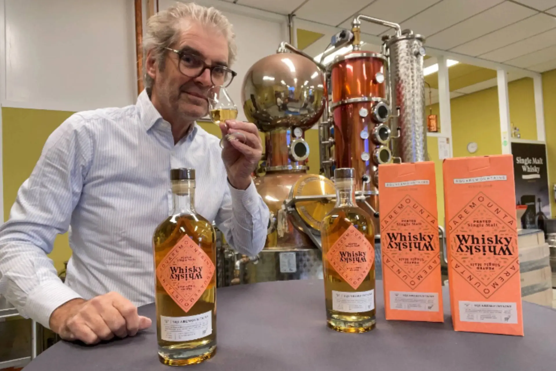 Nederlandse distilleerderij onthult unieke peated whisky die je geproefd wil hebben