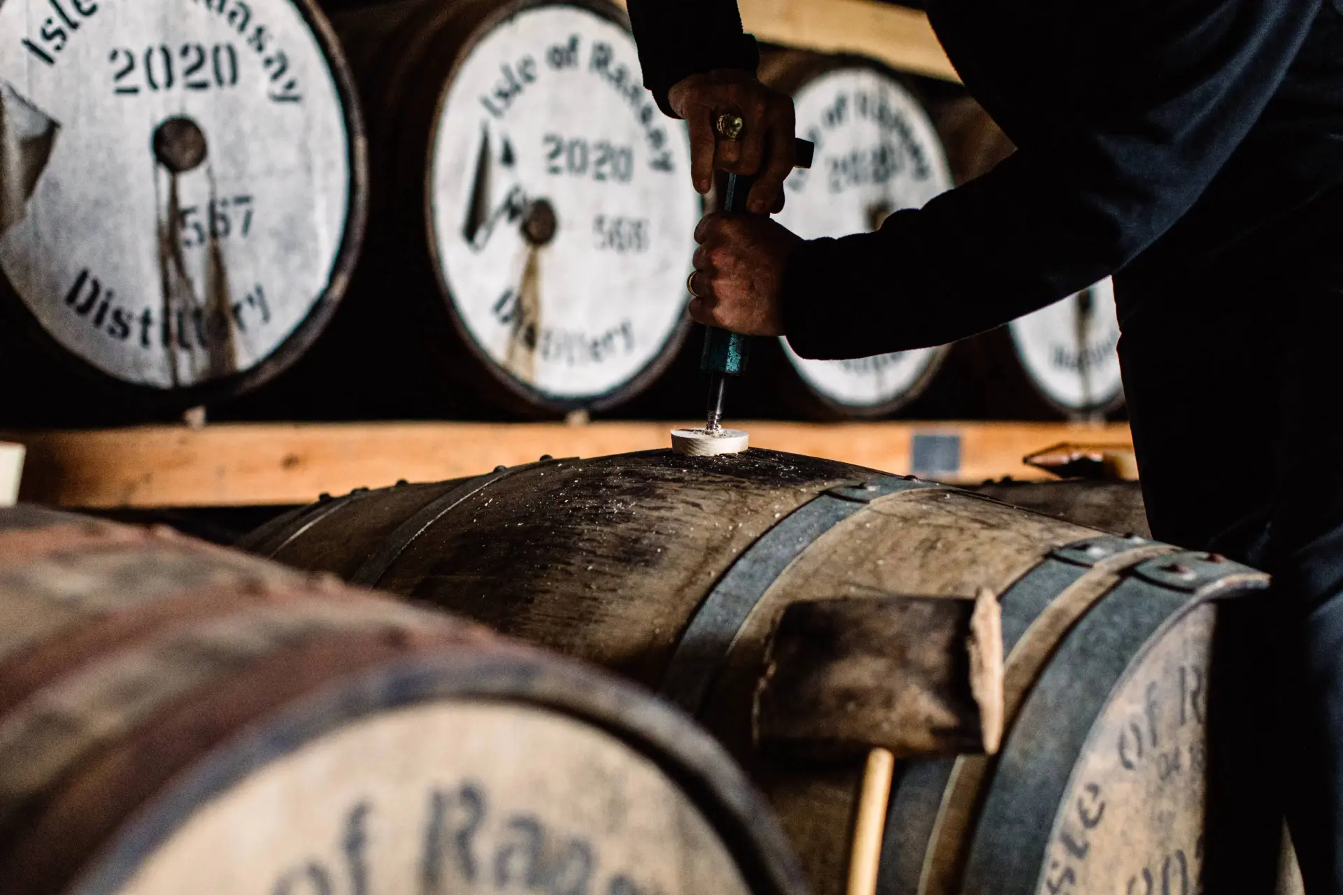 Isle of Raasay Distillery pakhuis met vaten