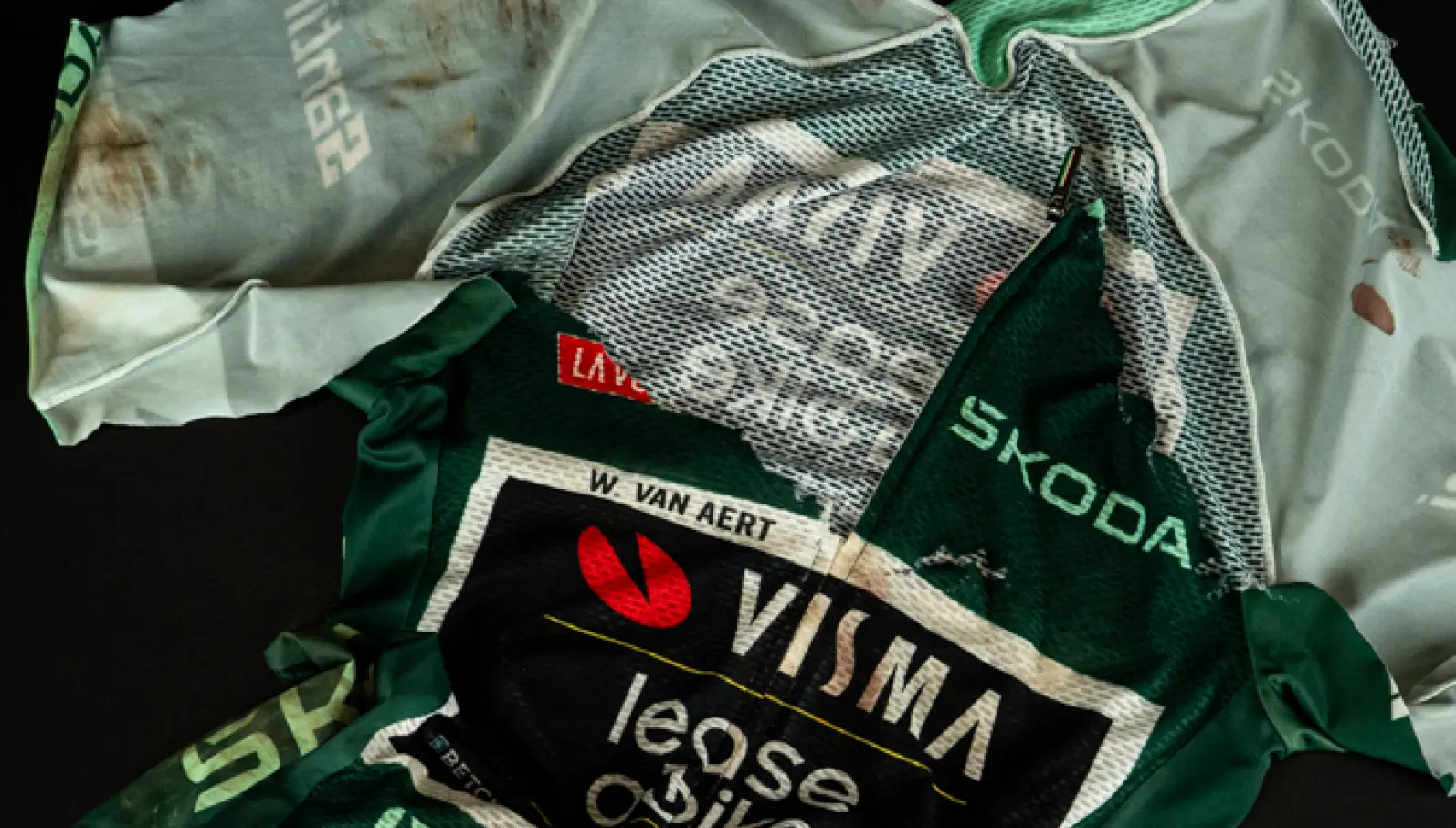 'Smakeloos': Visma - LAB verkoopt bebloed shirt waarmee Van Aert ten val kwam in de Vuelta