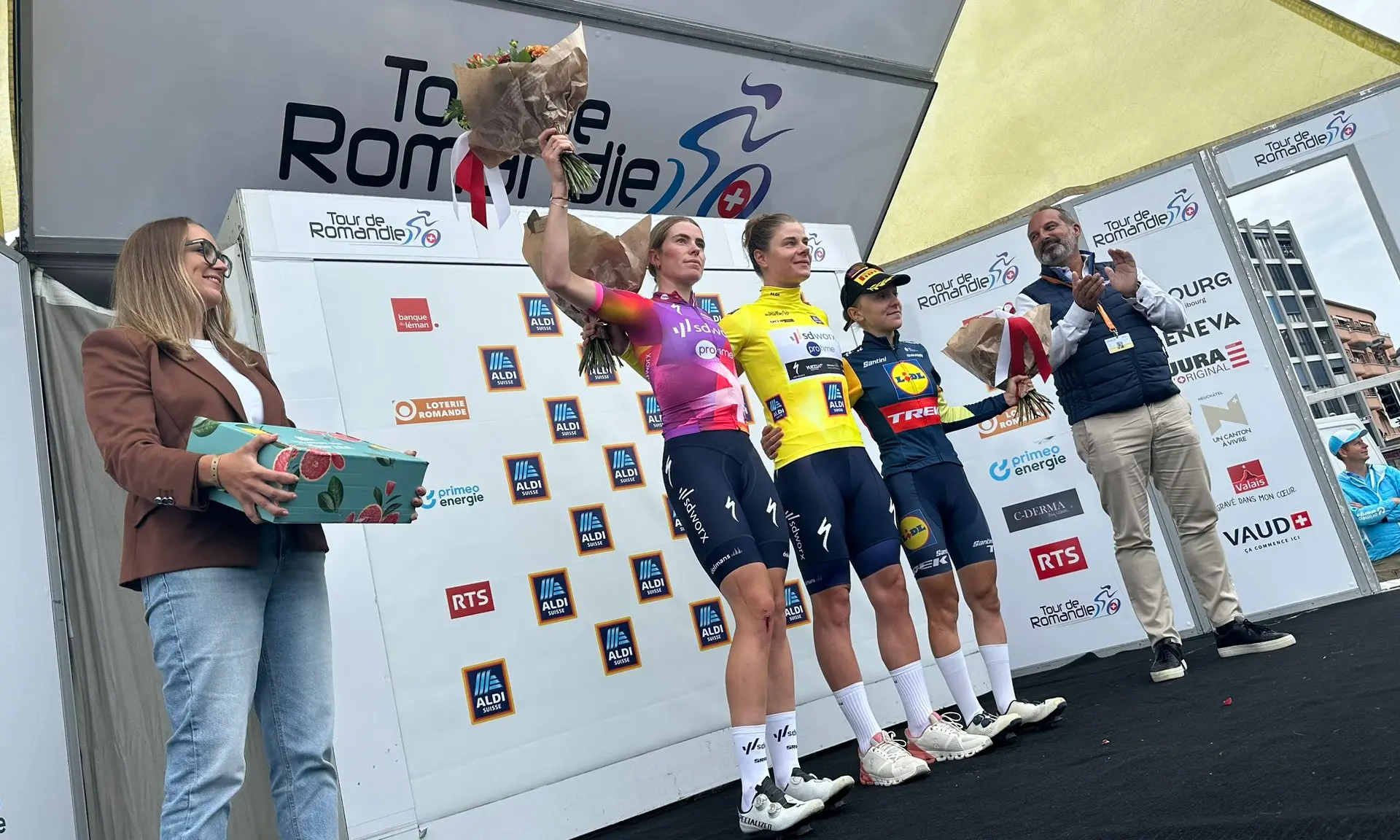 Lotte Kopecky maakt jonge fan dolgelukkig na eindzege in Ronde van Romandië
