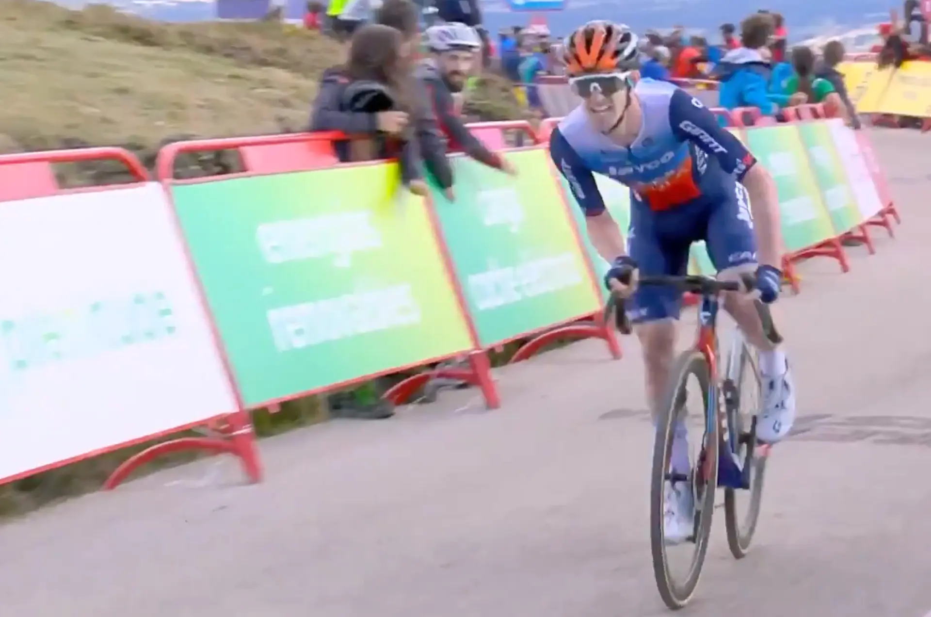 Eddie Dunbar wint koninginnenrit Vuelta, Roglic quasi zeker van eindwinst