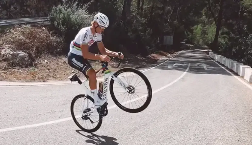 VIDEO. Mathieu van der Poel haalt halsbrekende toeren uit aan de Spaanse kust