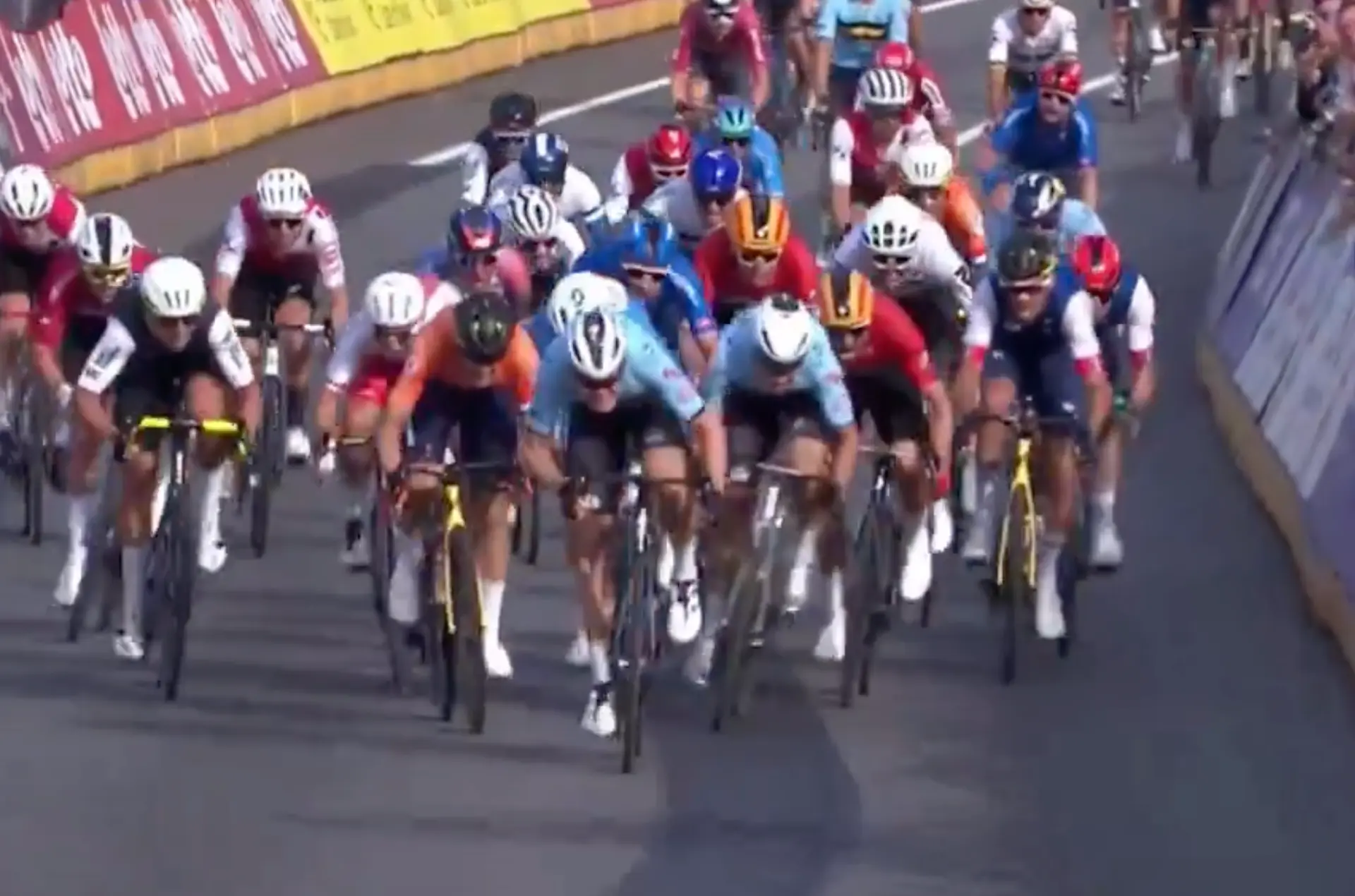 VIDEO. Tim Merlier sprint naar Europese titel, Philipsen grijpt naast brons