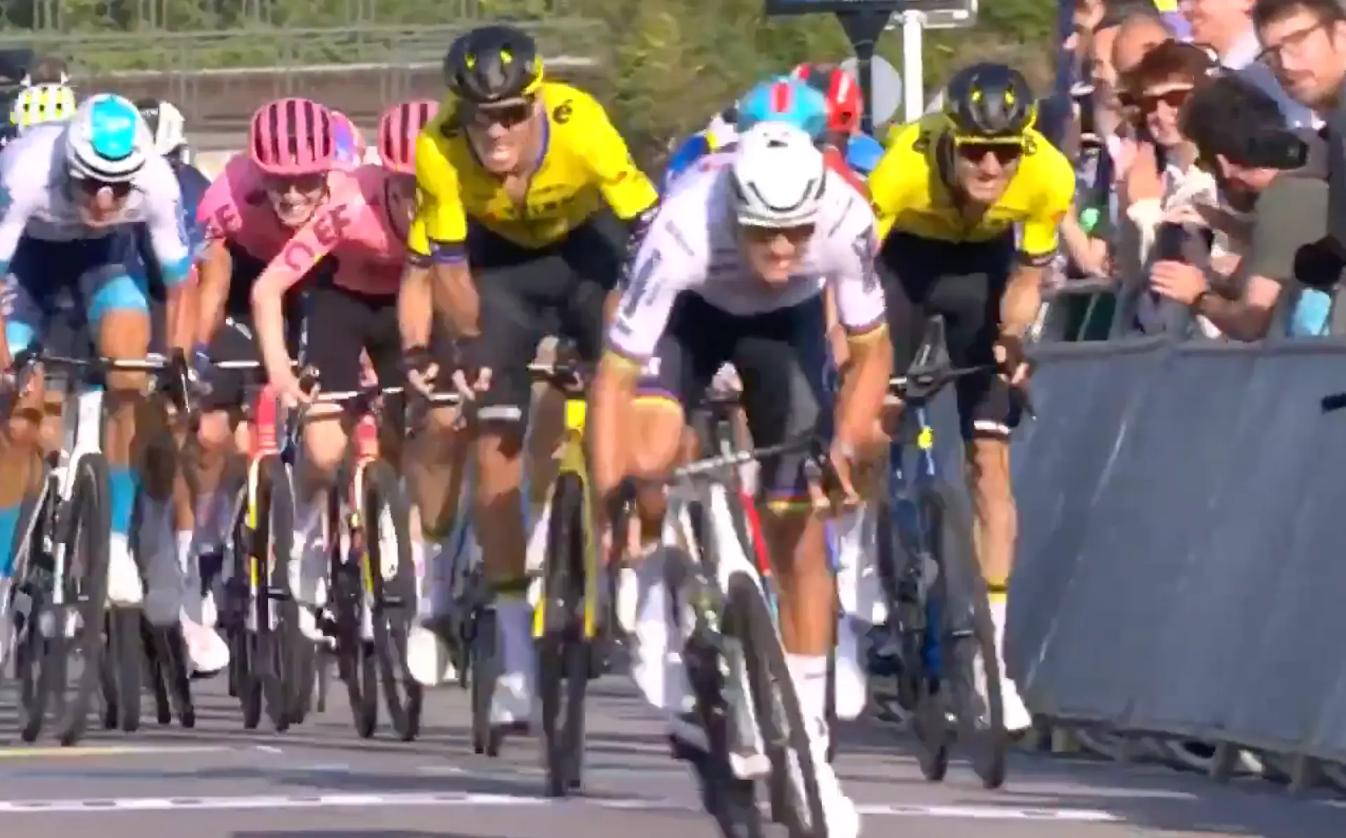 EINDELIJK! Mathieu van der Poel wint met overmacht openingsrit Ronde van Luxemburg