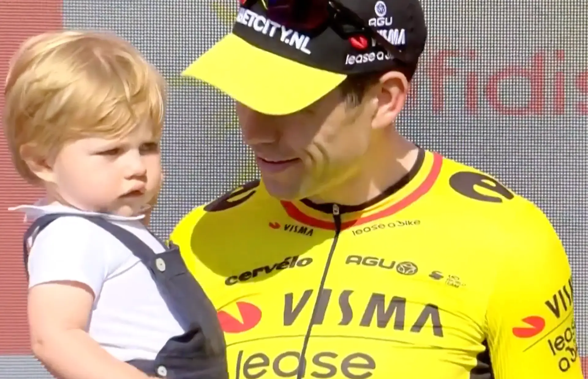 Wout van Aert in openhartig interview: 'Mijn zoontjes doen me anders naar de wereld kijken'