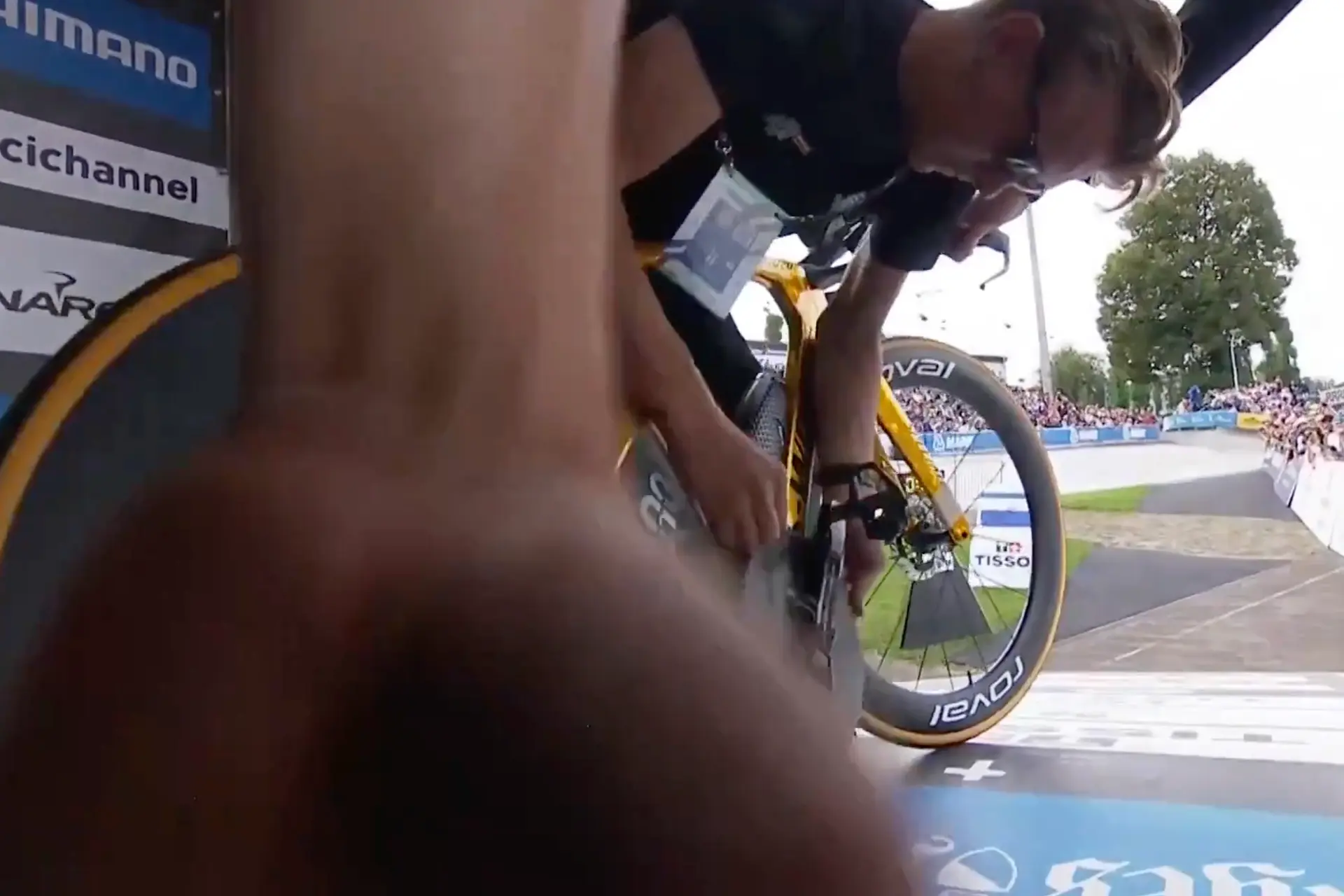 VIDEO. Evenepoel krijgt 1 (!) minuut voor de start af te rekenen met mechanische pech