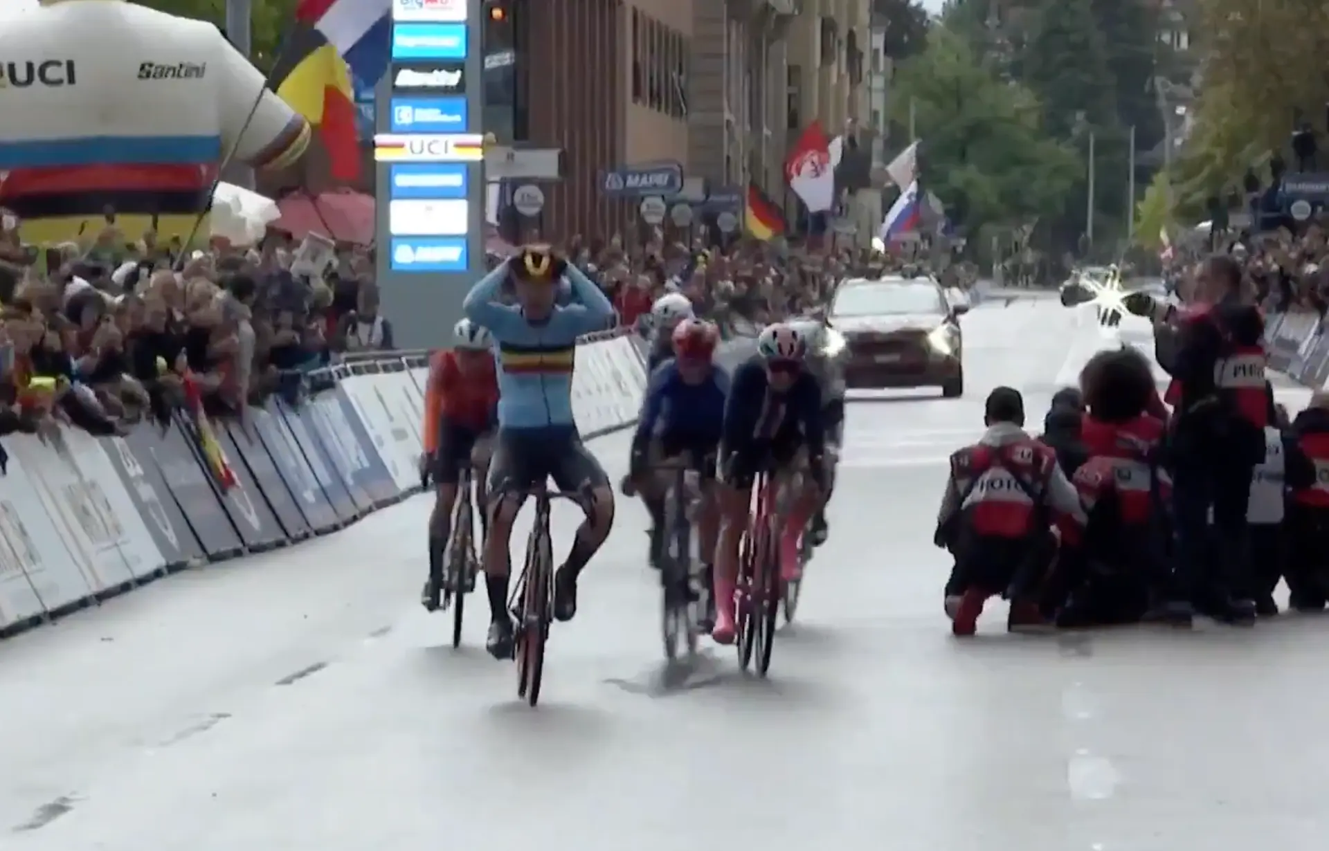 GOUD! Lotte Kopecky sprint in Zürich naar tweede wereldtitel op rij