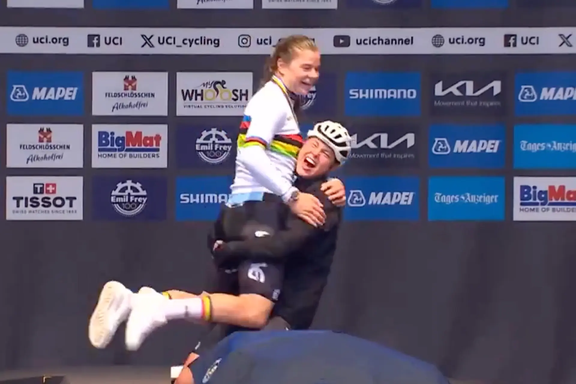 VIDEO. Feestende Kopecky & De Wilde tuimelen onderuit op podium