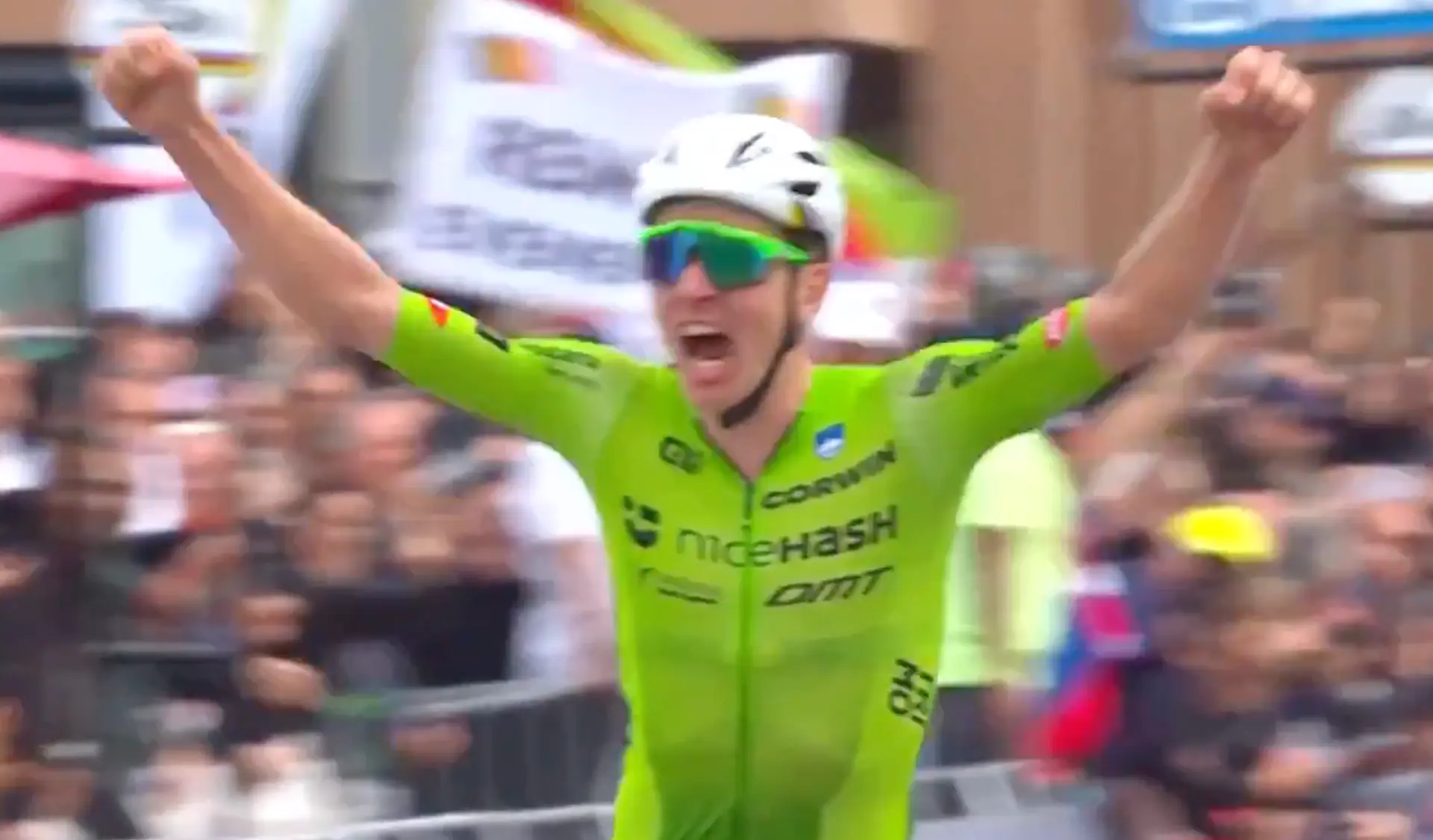 Pogacar is wereldkampioen na aanval van 100 (!) km, Van der Poel pakt brons
