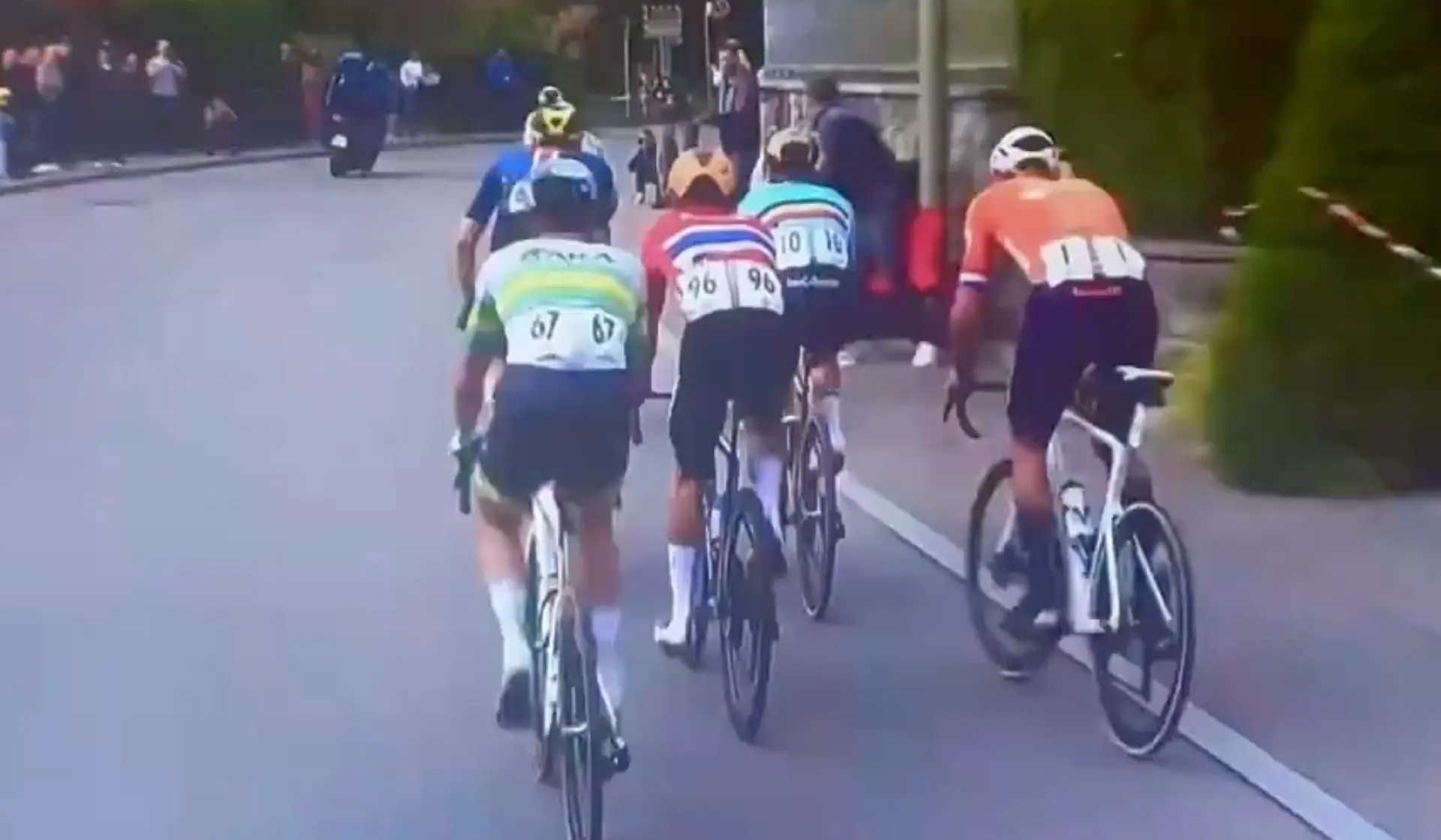 'Diskwalificeer hem': Mathieu van der Poel krijgt de volle laag na omstreden actie