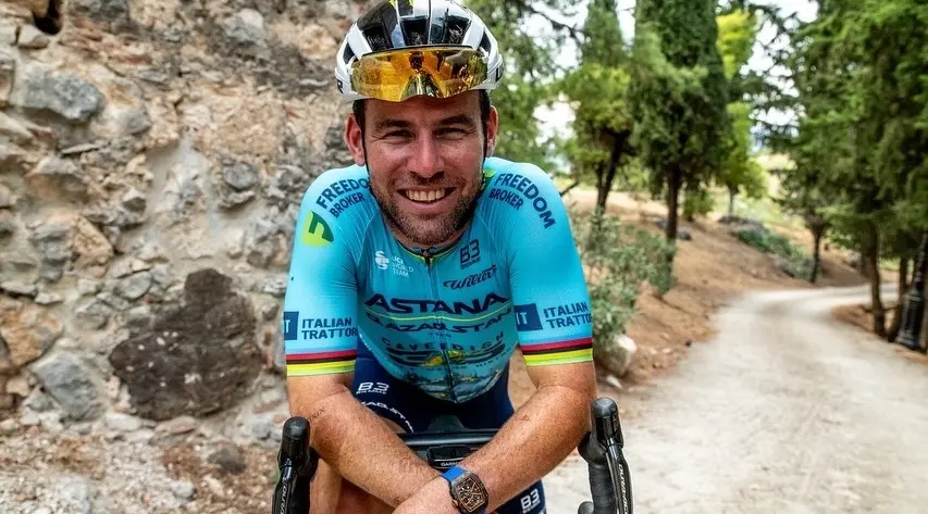Mark Cavendish blijft trainen en overweegt pensioen andermaal uit te stellen