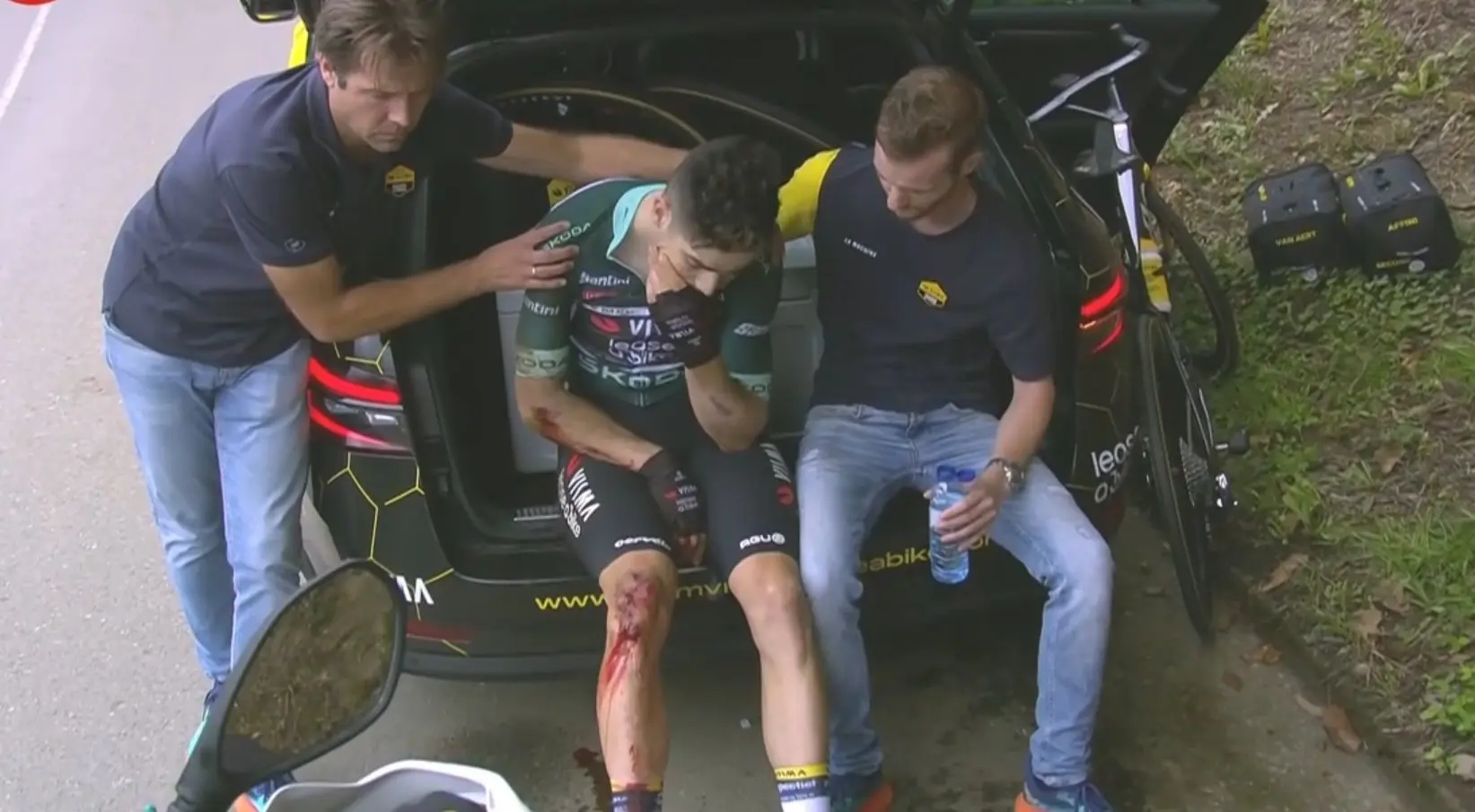 Revalidatie Wout van Aert kan maanden duren: 'Het ziet er niet al te best uit'
