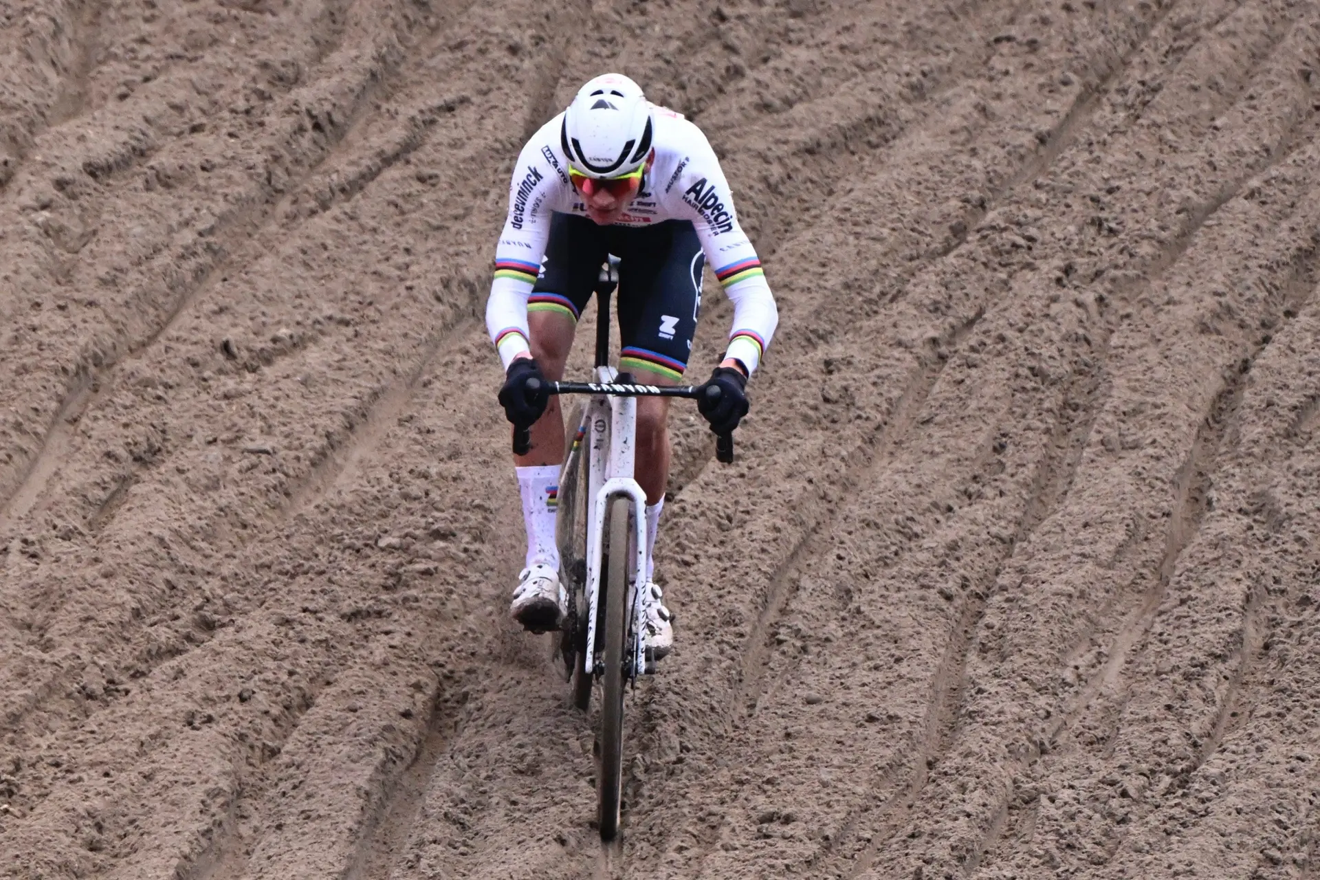 Alpecin-Deceuninck ziet Van der Poel liever niet crossen: 'Mag geen negatieve impact hebben op zijn voorjaar'