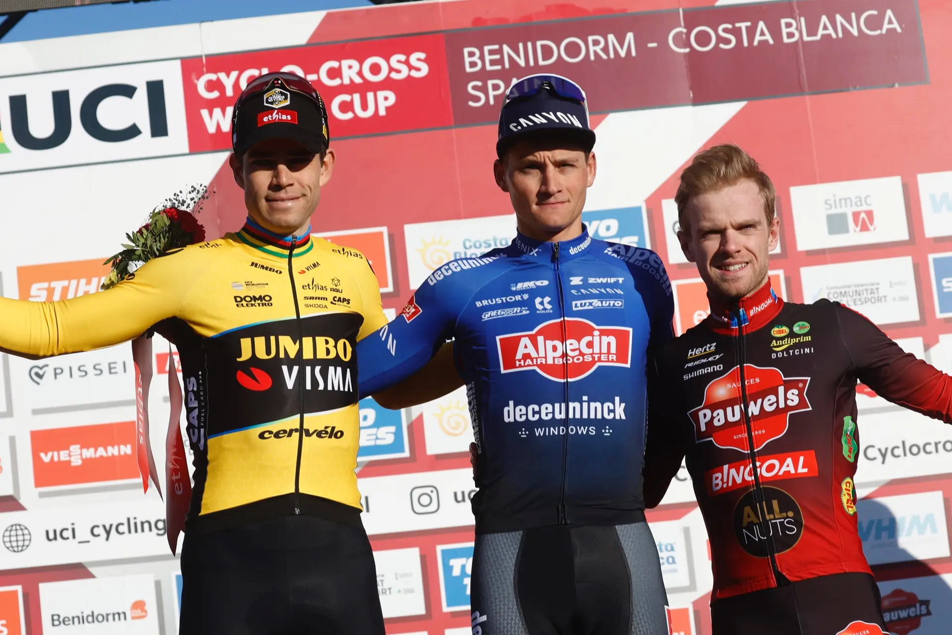 Ai! Wout van Aert wil Mathieu van der Poel een flinke peer stoven