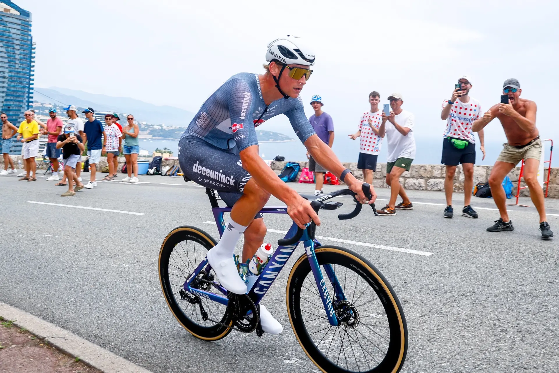 Win een gesigneerd truitje van Mathieu van der Poel uit de Tour de France