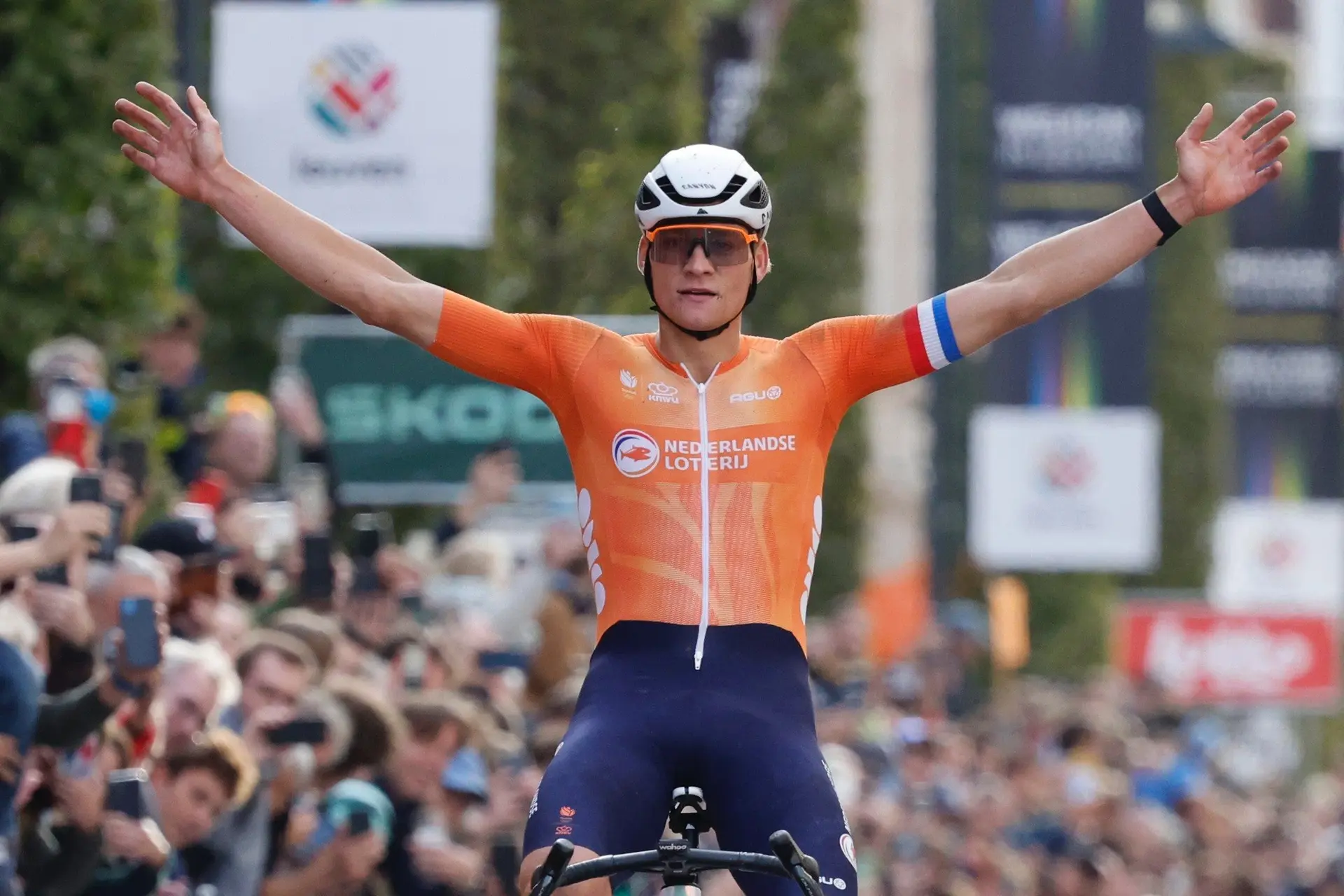 Mathieu van der Poel soleert naar wereldtitel gravel, Belgen pakken zilver en brons