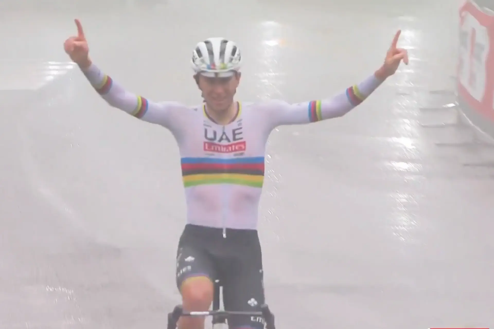 Fenomenale Pogacar wint Giro dell'Emilia na solo, Evenepoel geeft op