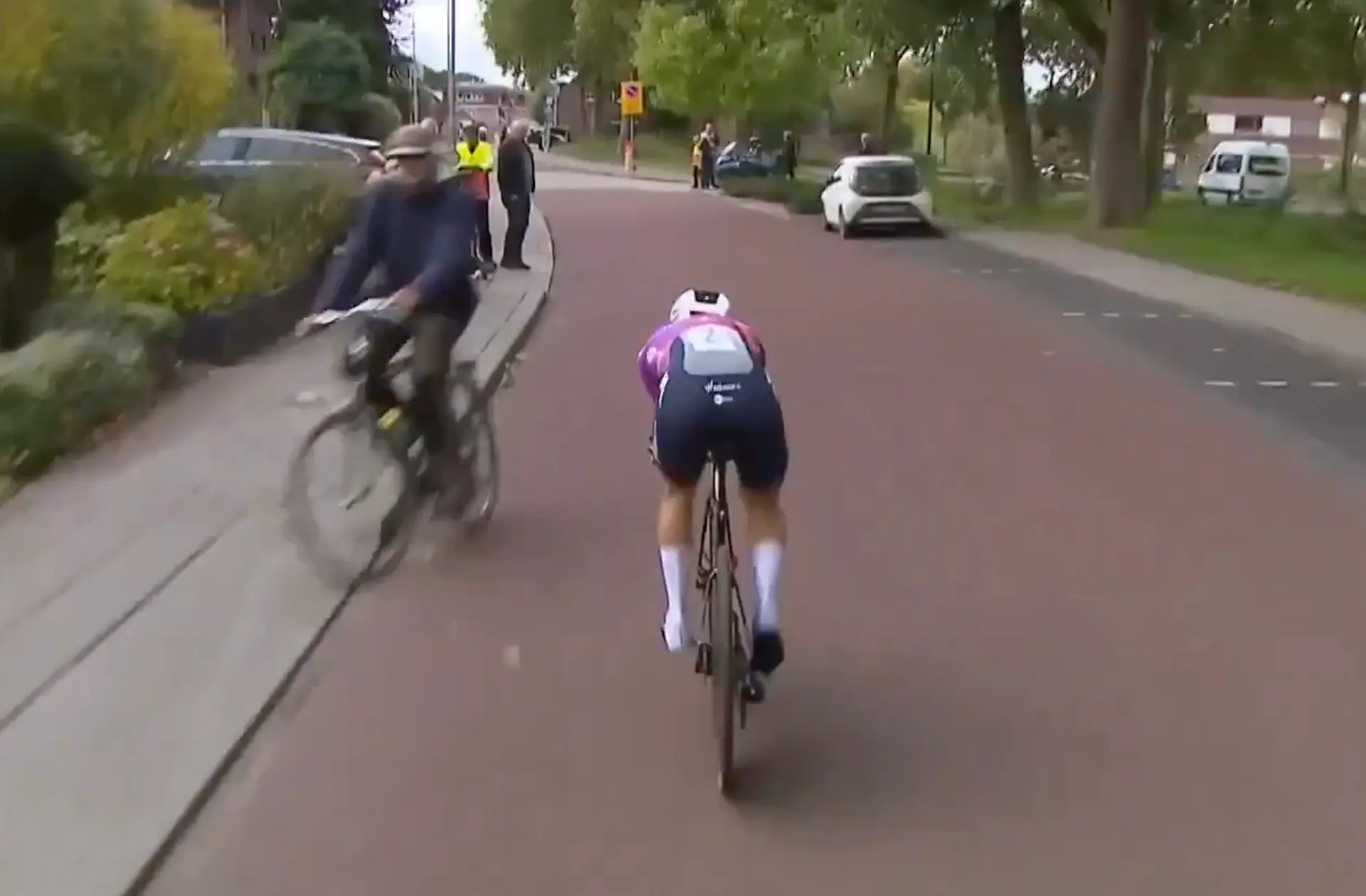 VIDEO. Wiebes knalt net niet op nietsvermoedende tegenligger in Simac Ladies Tour